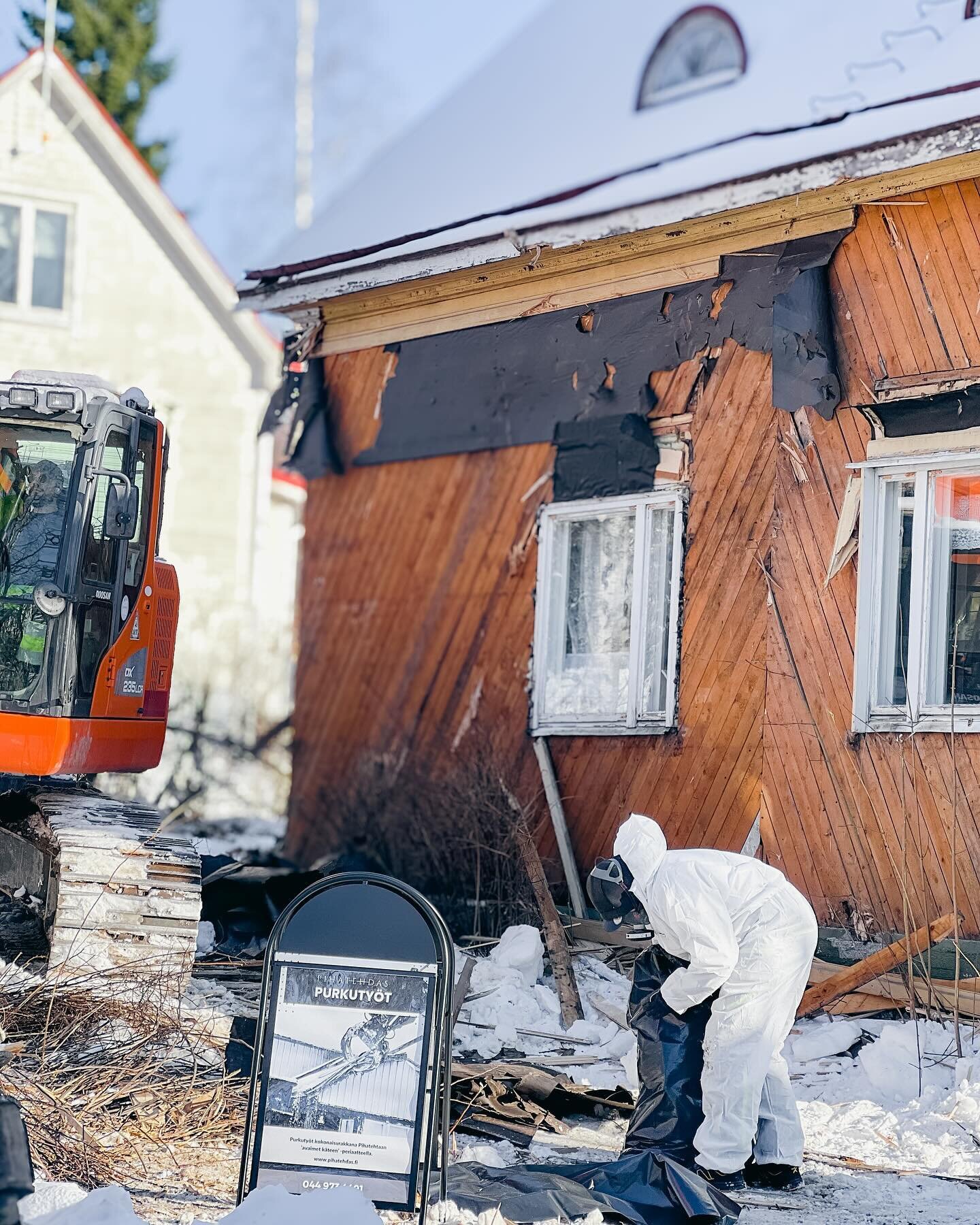 Lumisateen j&auml;lkeen kev&auml;t jatkaa tuloaan ☀️ ty&ouml;n alla pihasuunnitelmia, pohjat&ouml;it&auml;, salaojaremontteja ja purkukohteita. Kunhan lumet sulaa niin p&auml;&auml;st&auml;&auml;n heti pihojen tekoon my&ouml;s 👍 Toteutetaan talven a