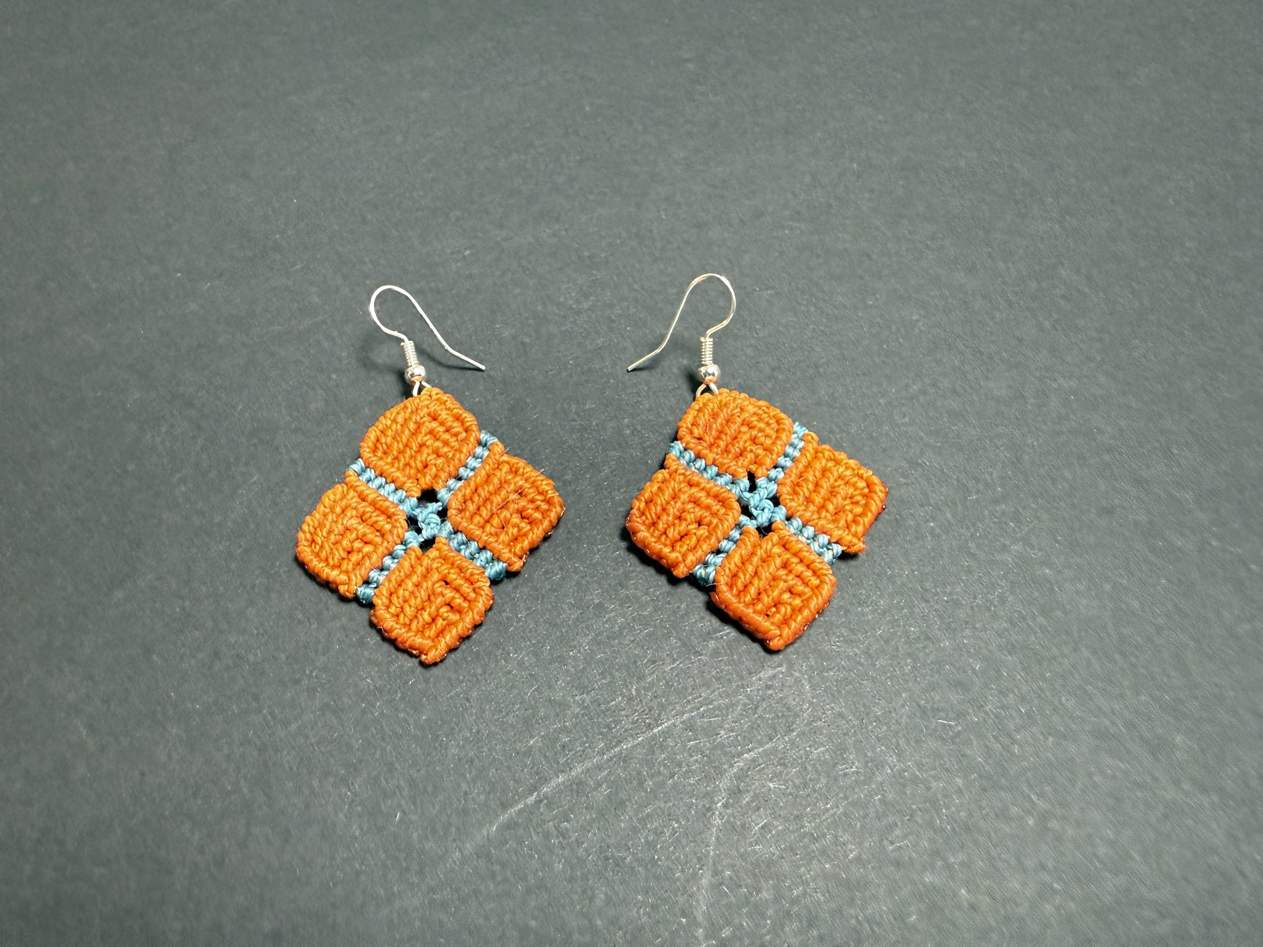 Makramee-Ohrringe „Geometrie in Orange“