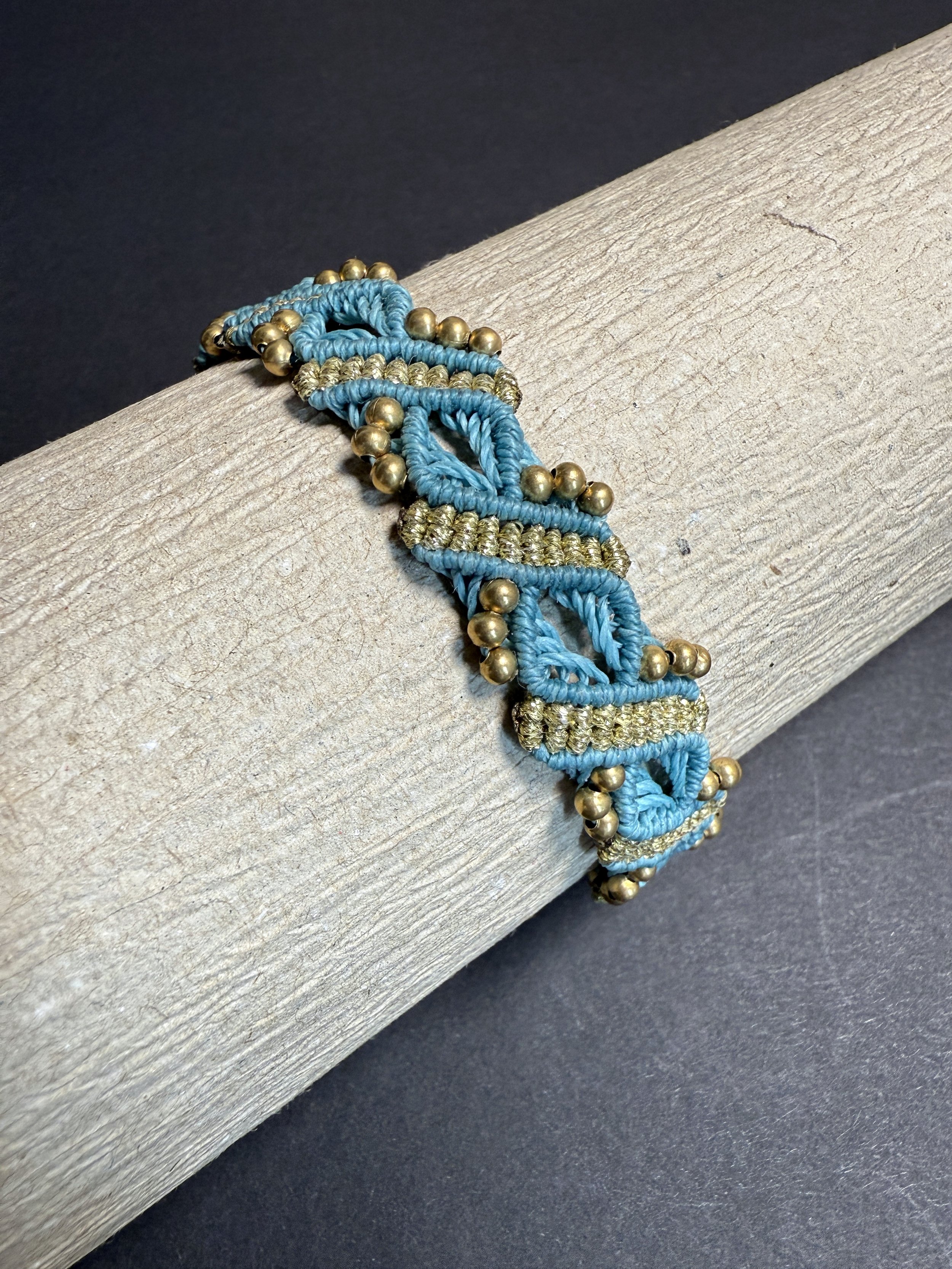 Makramee-Armband „Goldene Welle“