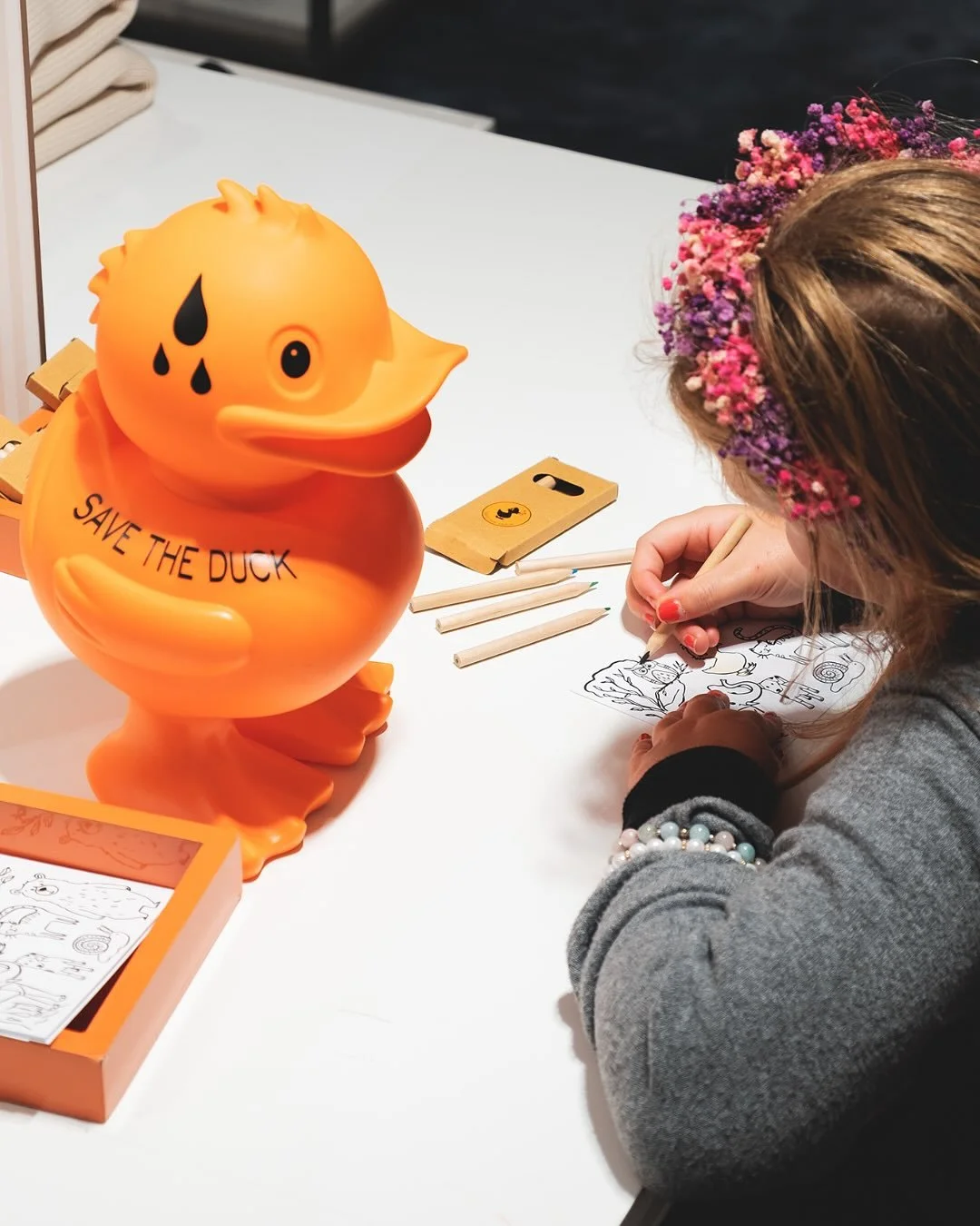 A day full of fun, color & creativity at the @save_the_duck Kids Event @lodenfrey 🎨
From our sweet candy bar to live jacket painting by a talented artist, the little ones had a blast drawing, exploring, and getting cozy in the perfect Save the