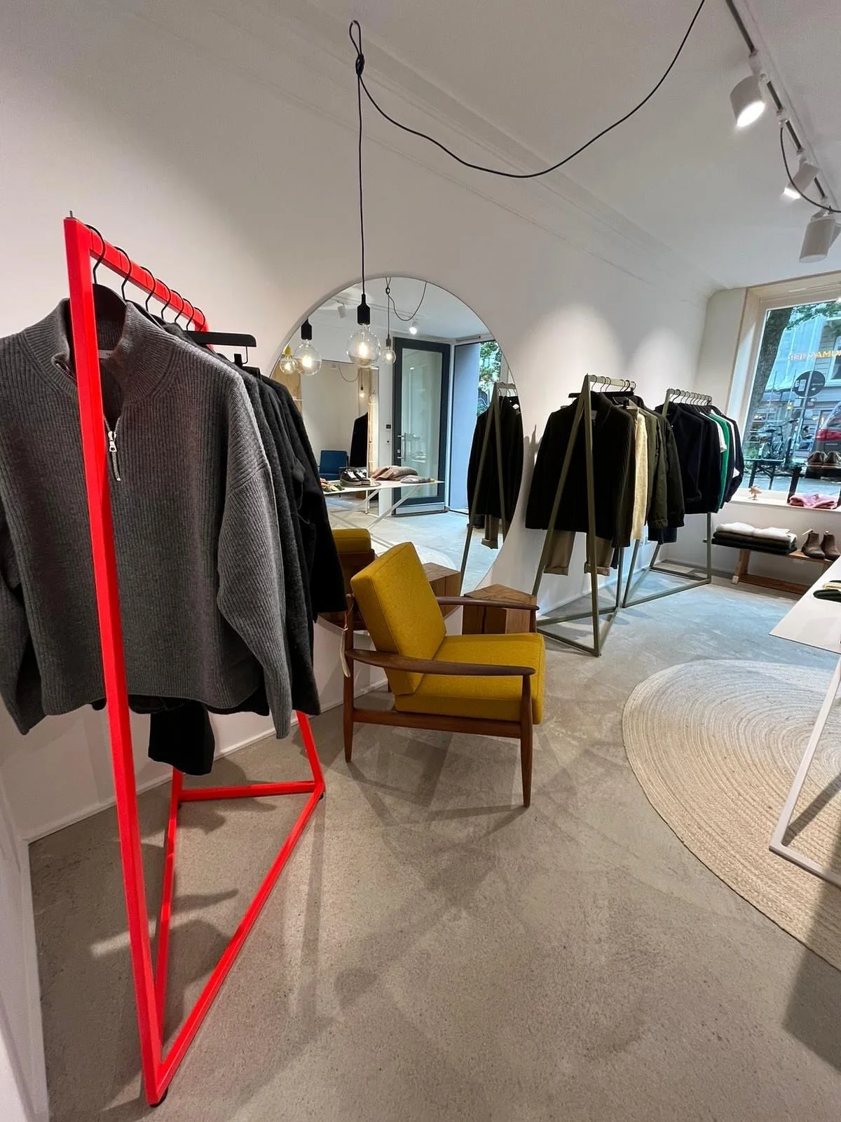 The past few weeks, our sales team has been out visiting stores and spending time with our clients.
Between seasons, we love taking the time to connect, check in, and make sure everything feels right. 💚🤝
#kometundhelden #multibrandagency #munich