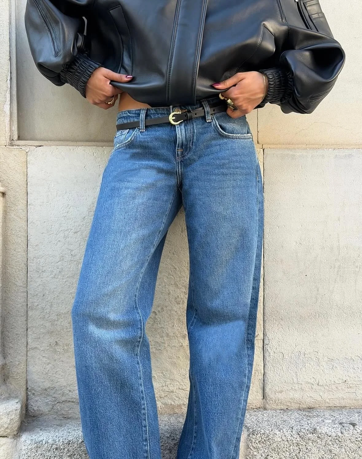 Effortless denim, two ways ✌️
The low rise jeans from @7forallmankind bring a modern twist to a timeless classic. Low rise, straight leg, and effortlessly chic. Crafted from premium Mankind Denim, they offer a relaxed yet flattering fit that transiti