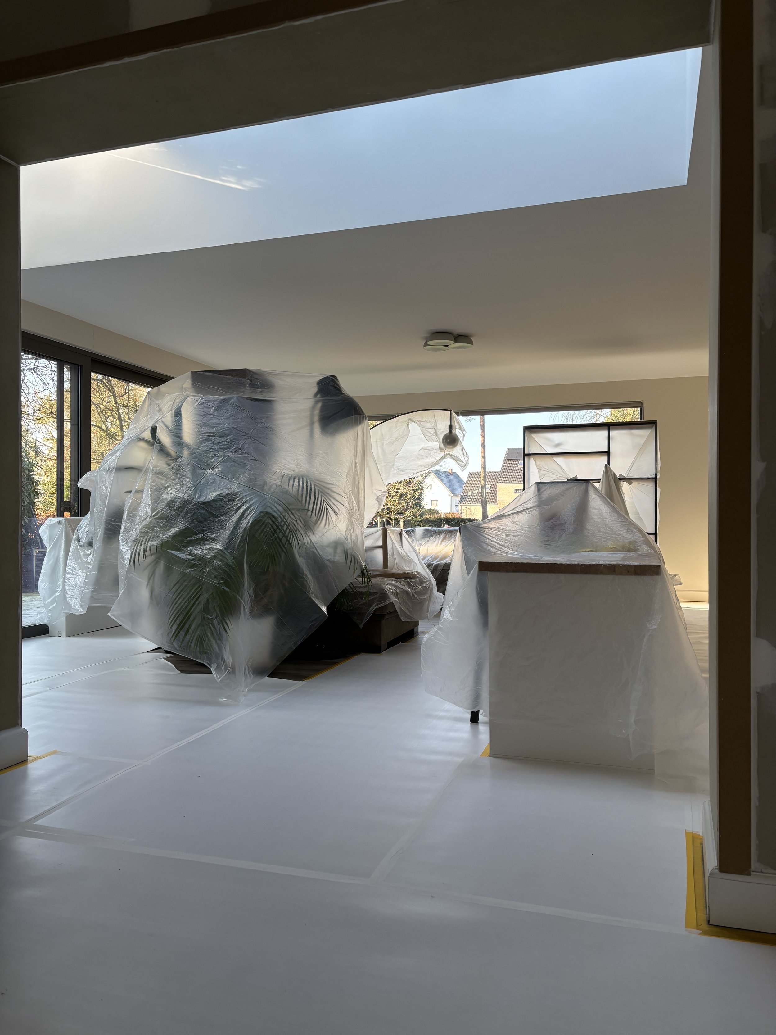 Zorgvuldige bescherming van een woning tijdens schilderwerken