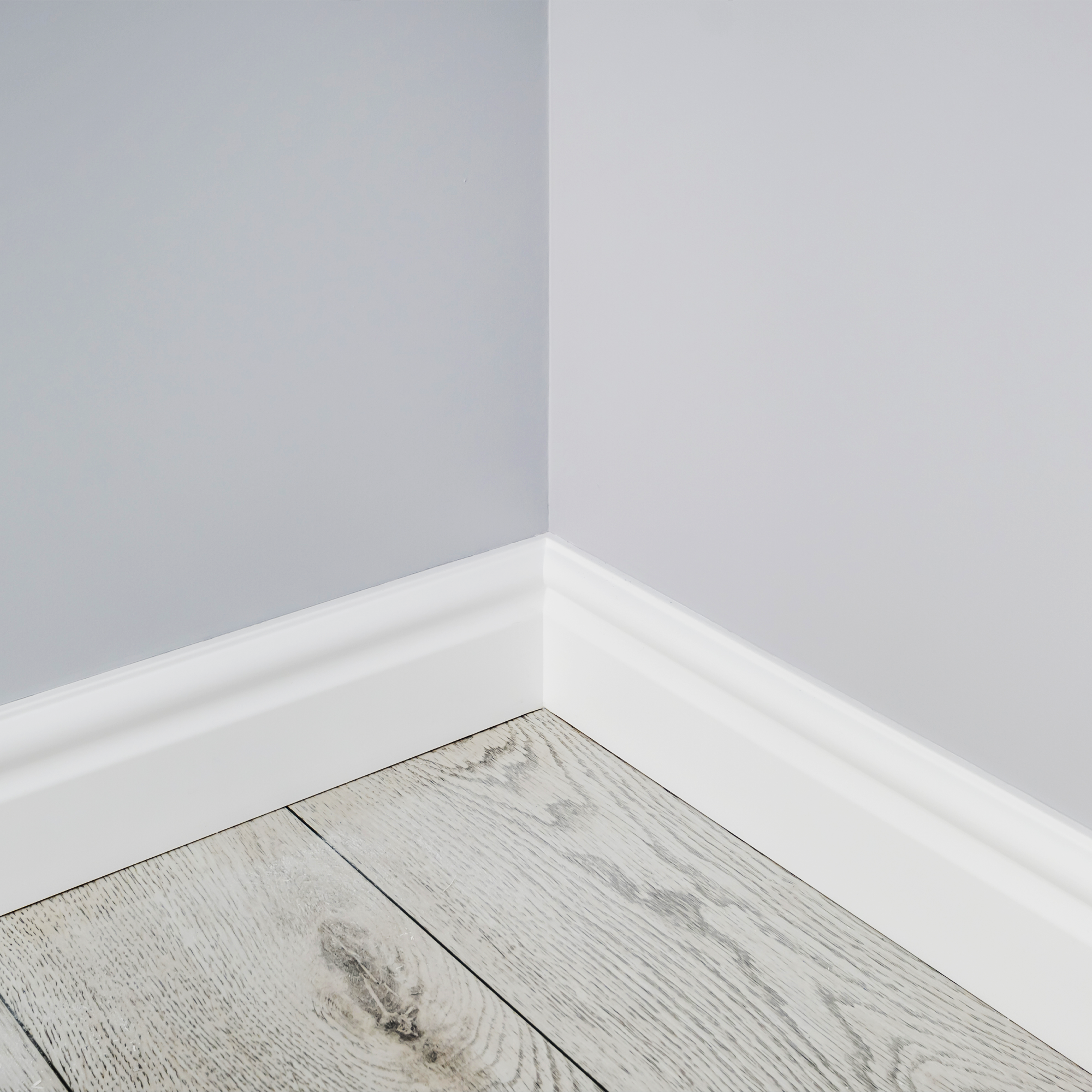 strak afgewerkte mouleren en plinten in een interieur