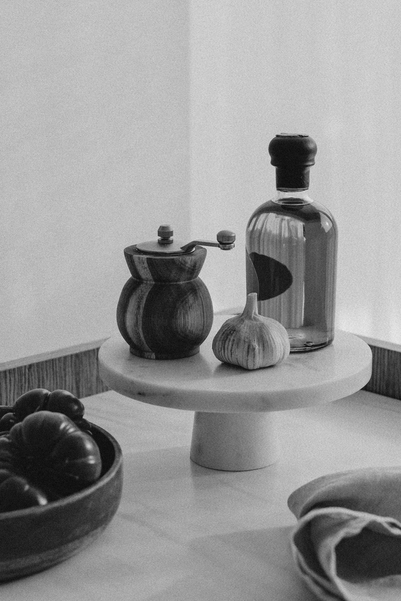 kaboompics_oil-garlic-and-pepper-shaker-on-the-etagere-30746.jpg