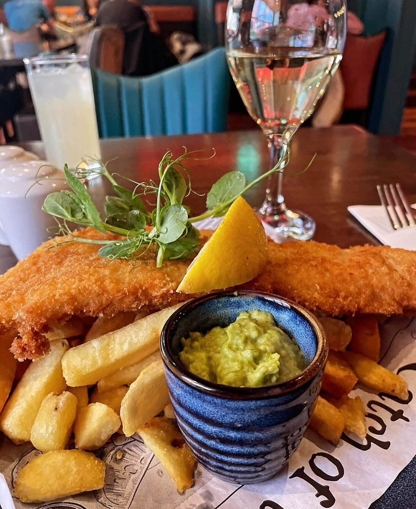 One of our customers shared this #foodpic on another platform recently and we couldn&rsquo;t help but #reshare 🙌 
Sometimes it&rsquo;s the simple things like #friday #fishandchips 🎣