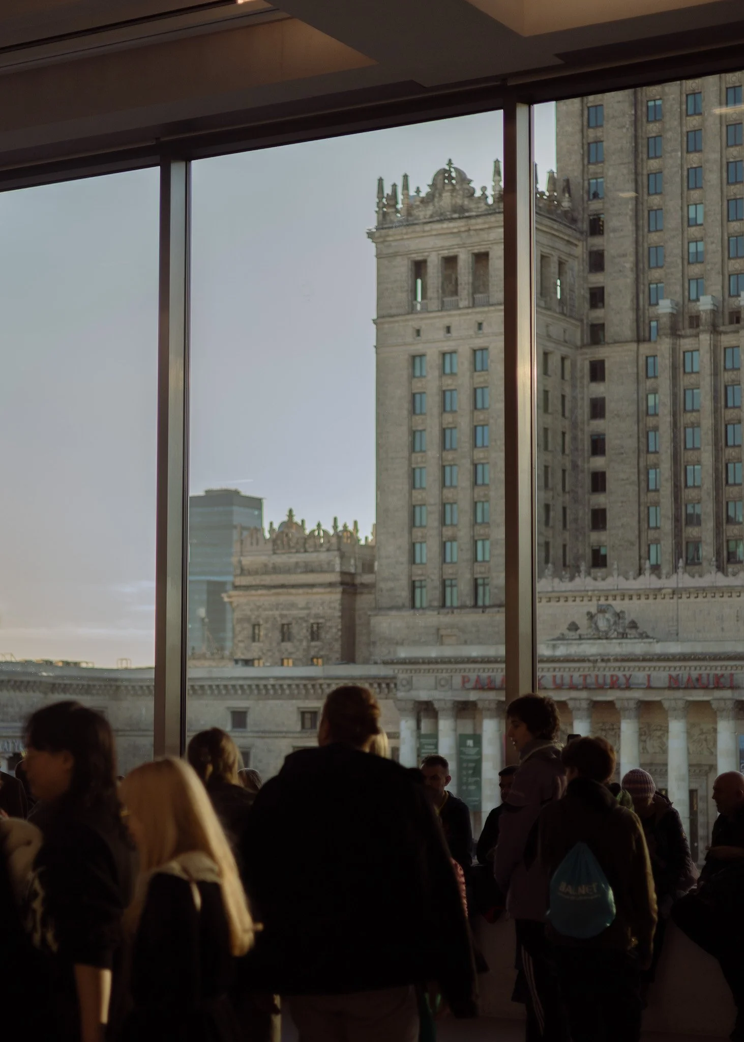 Fotografia wnętrz Muzeum Sztuki Nowoczesnej w Warszawie, widok na Pałac Kultury i Nauki