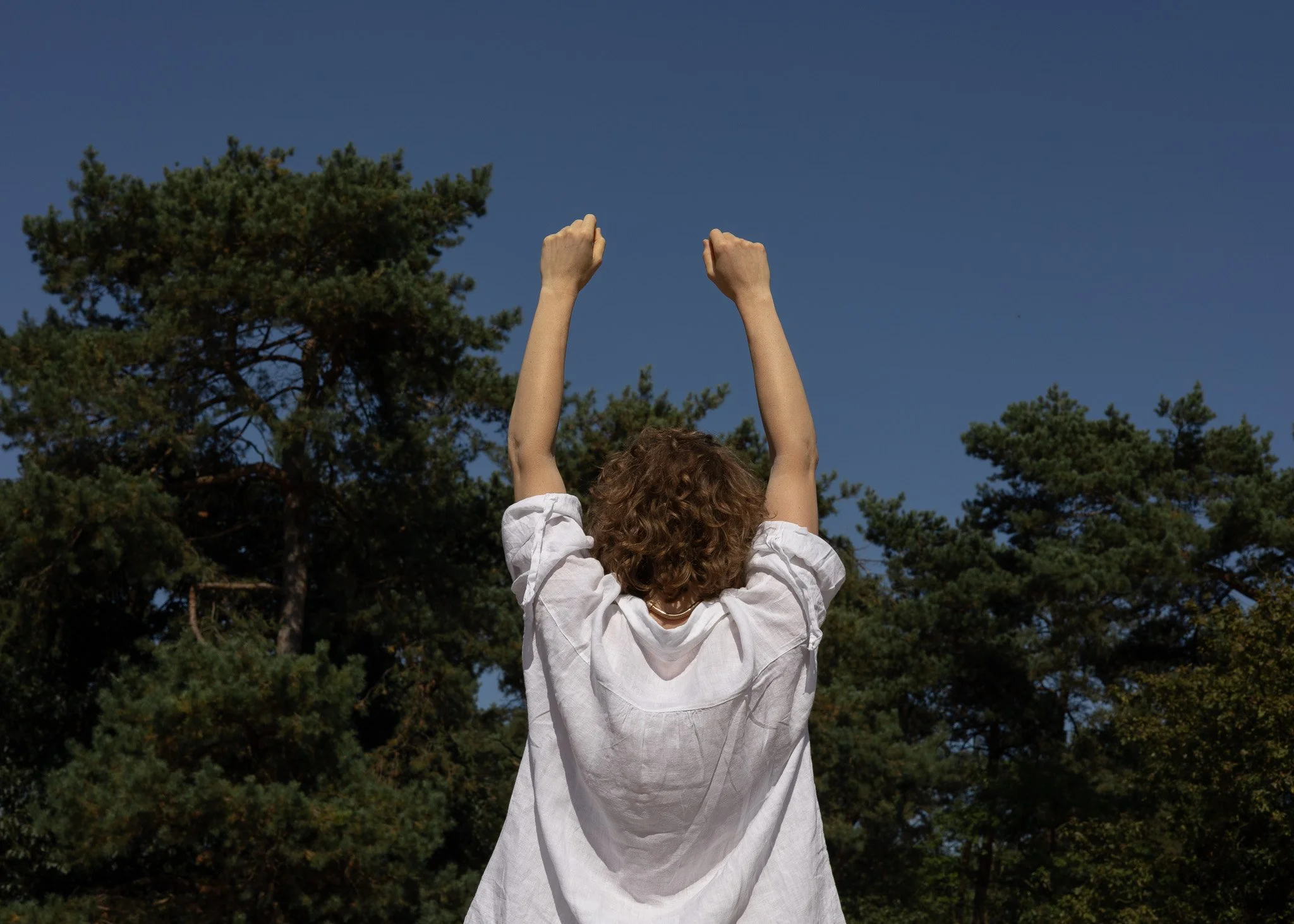 Lifestyle portretfotografie buiten, expressieve pose
