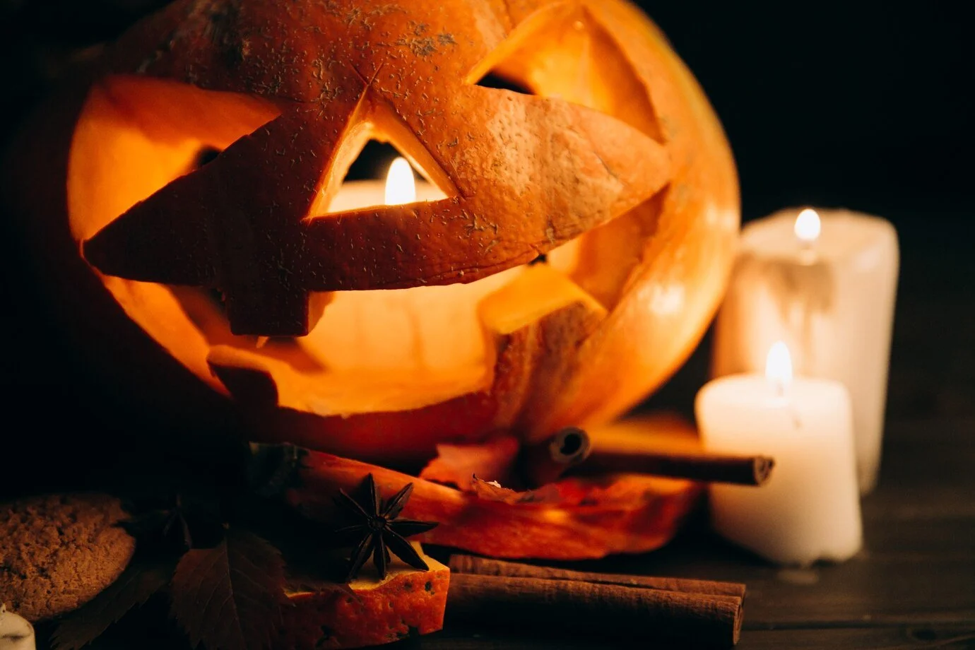 scarry-halloween-pumpkin-stand-table-with-candles-cinnamon_8353-1406.jpg