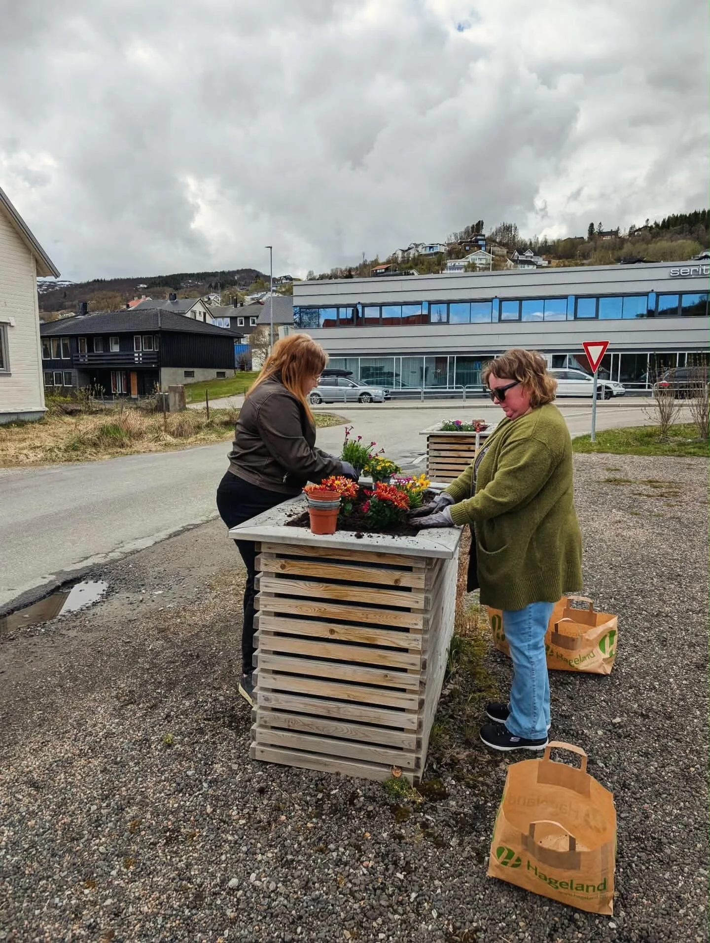 Arbeidet p&aring; Karl Bergheims plass er endelig i gang, og plantekassene er klargjort til 17. mai 🥳 vi har, som mange vet, ogs&aring; et eget drivhus i denne parken. Vi har forel&oslash;pig tomater, paprika og chili som skal plasseres ut etterhver