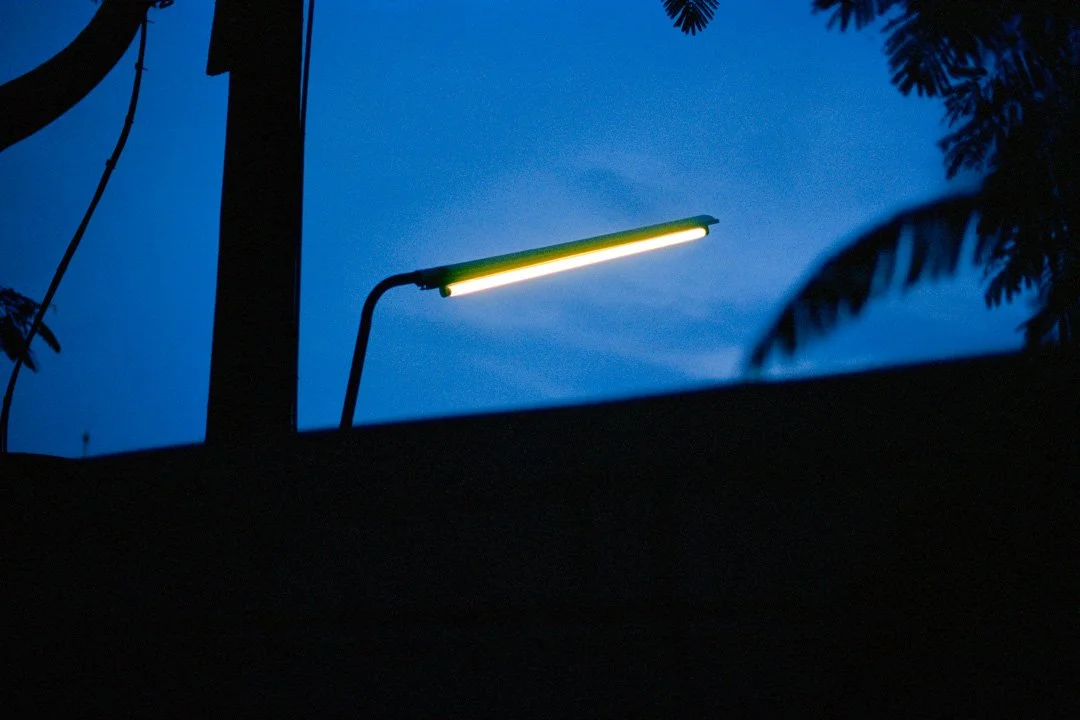 le néon sur fond bleu, film couleur voyage asie