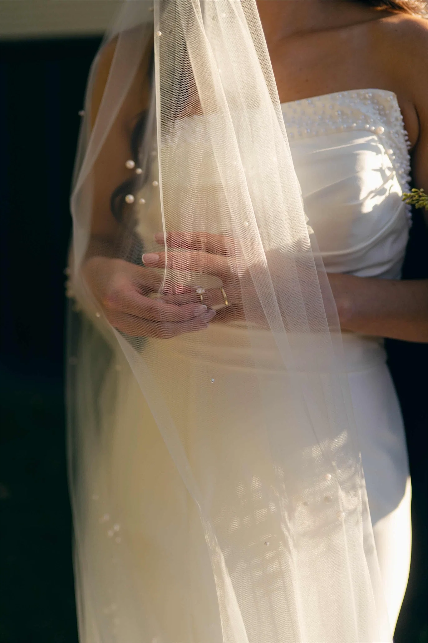 bridal-detail-rings-hands-pearl-veil.webp