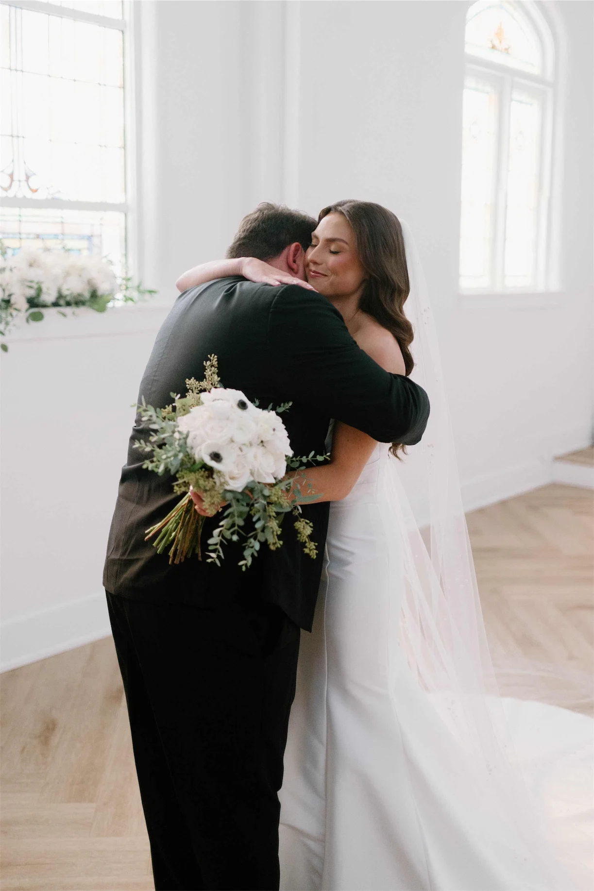 first-look-hug-bride-groom-ceremony-hall.webp