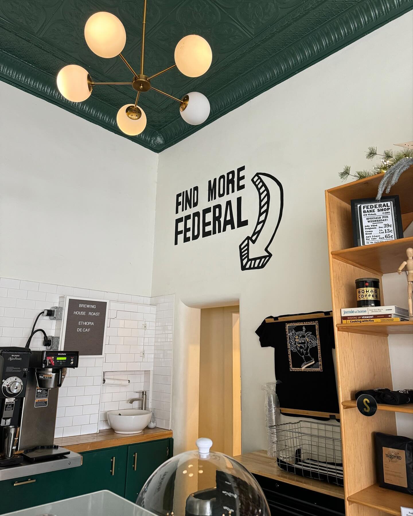 Forgot to post about this little gem! Directional signage for @drinkfederalcoffee 🫶 I love having relationships with so many small businesses. If you need directional signage, logo paintings, or creative murals, I&rsquo;d love to be your gal. 🧑&zwj