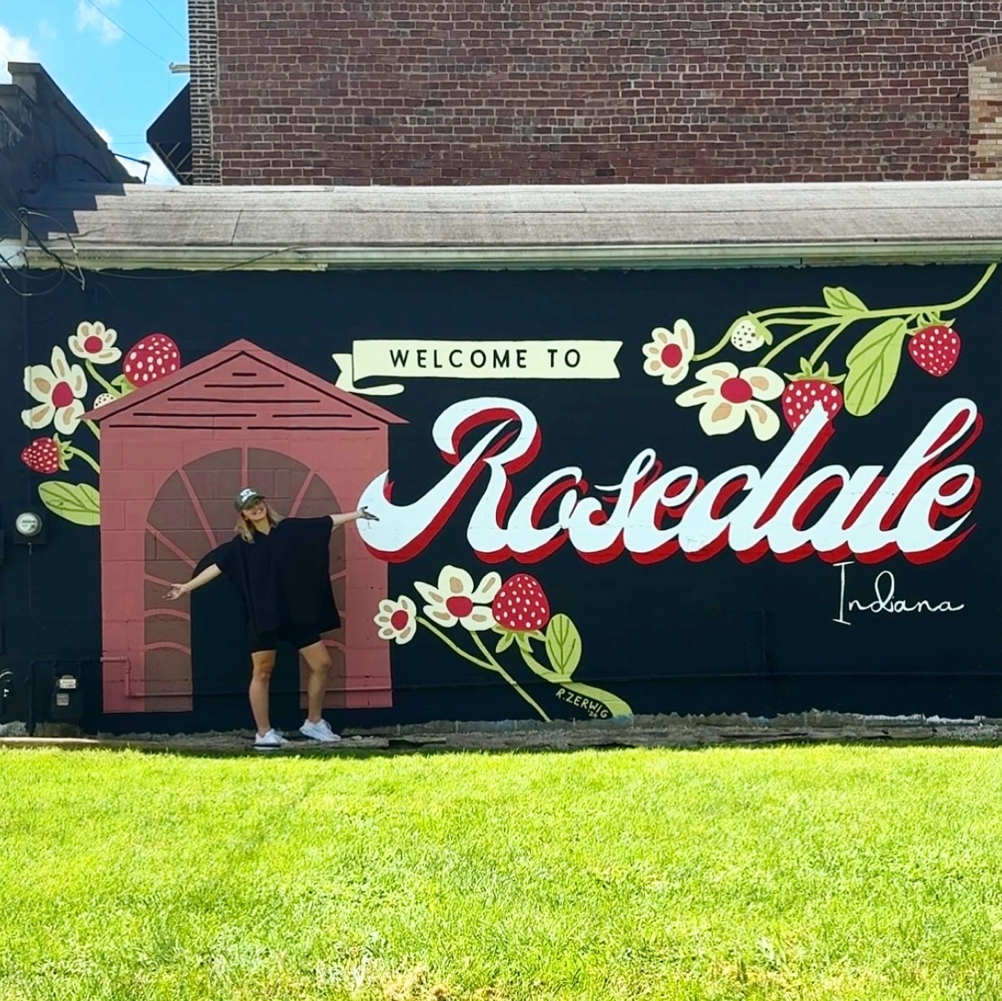 Welcome to Rosedale 🍓✨🌹🚗🐝🚜🌾

Completed in a personal record-breaking 3.5 days&hellip; 🥳🤩‼️

#mural #custommural #muralartist #letteringartist #lettering
