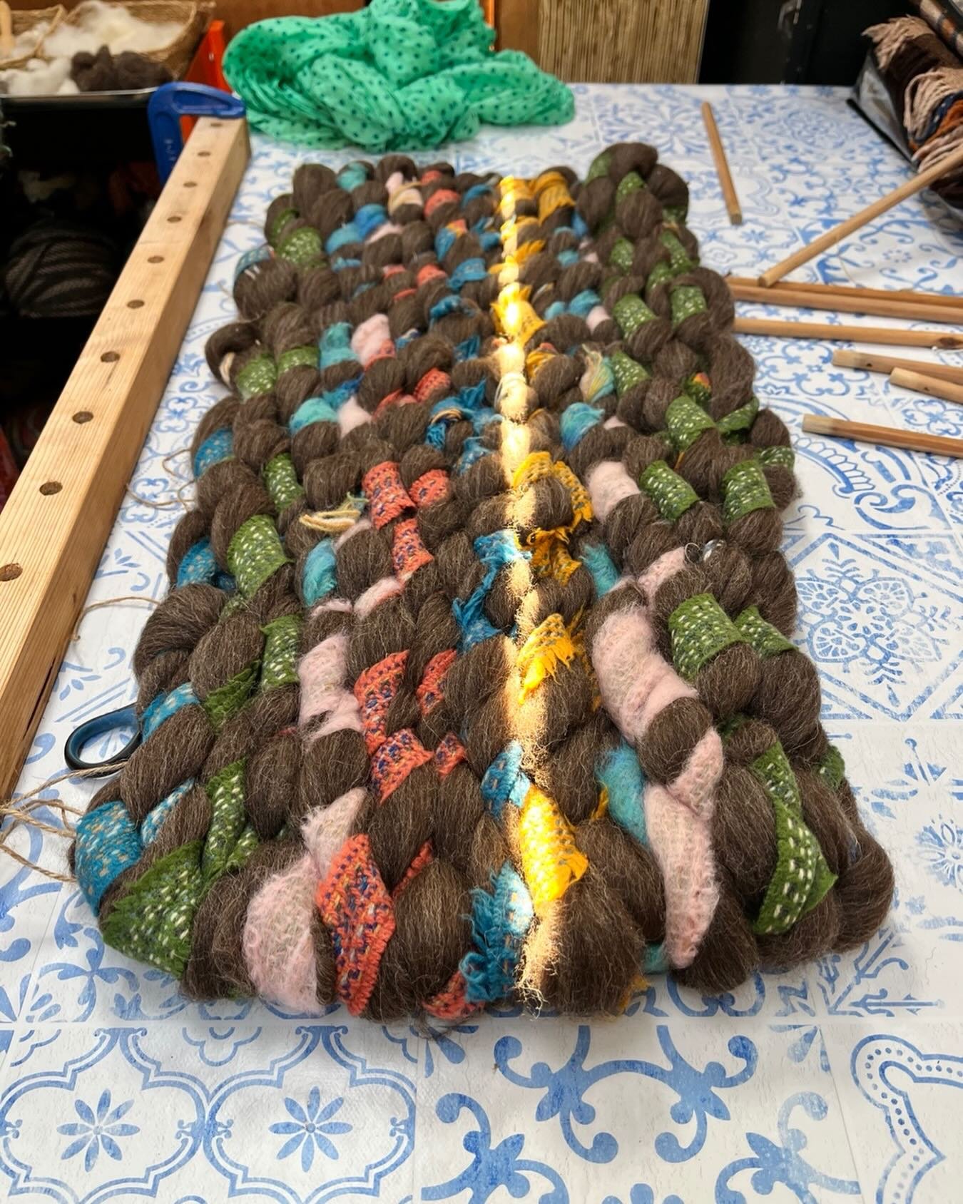 Really beautiful peg loom woven piece by @judithwilliams13 yesterday during a workshop where she combined wool roving with selvedge waste wool. #pegloom #pegloomweaving #woolfarming #slowtextiles #organicsheepfarming