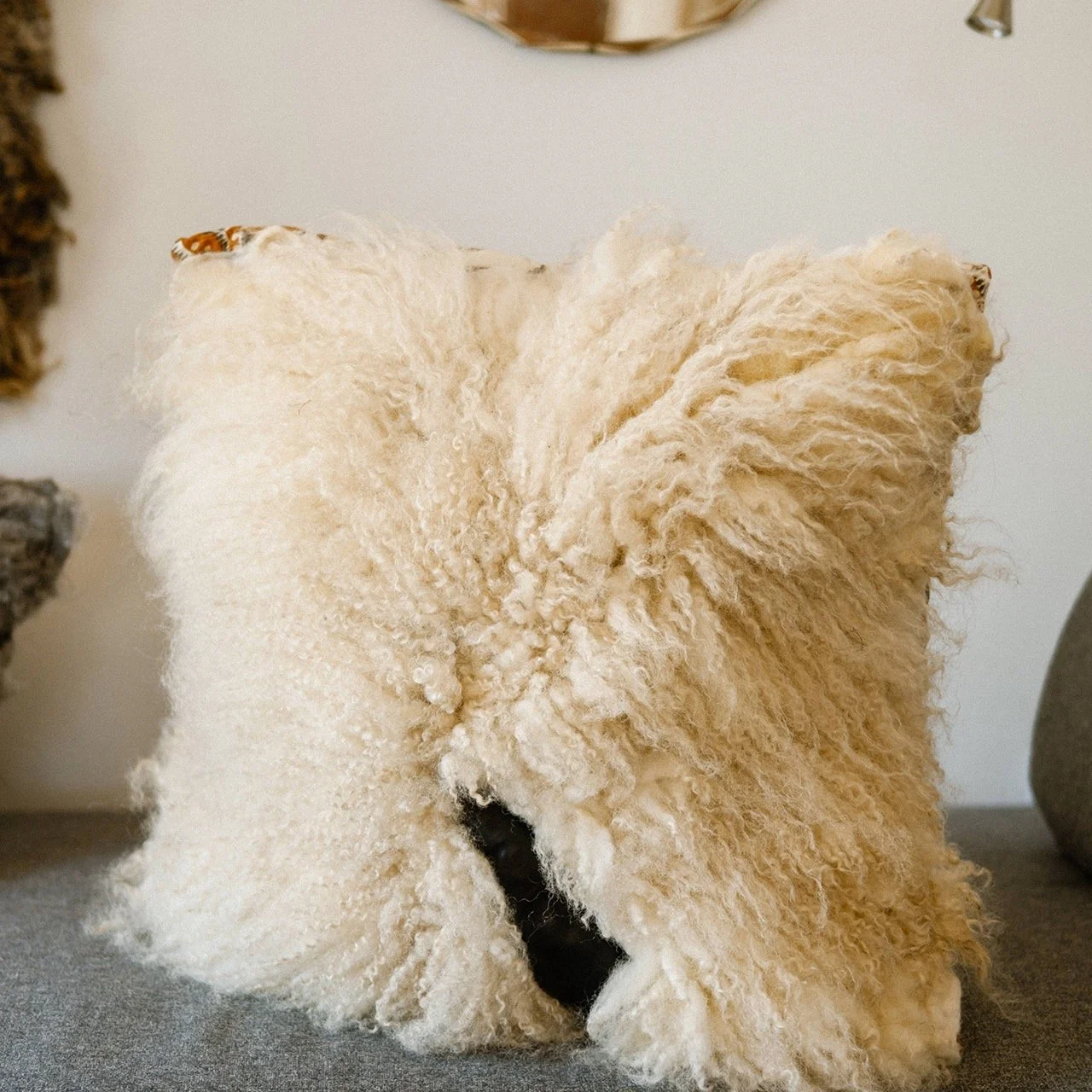 Valais Blacknose Sheep raw wool 65cm x 65cm cushion combined with 100% linen and black leather details. All handcrafted using only natural materials and expertly sewn by Aoife of @sewteadough. Definitely my favorite cushion that I have made so far. I