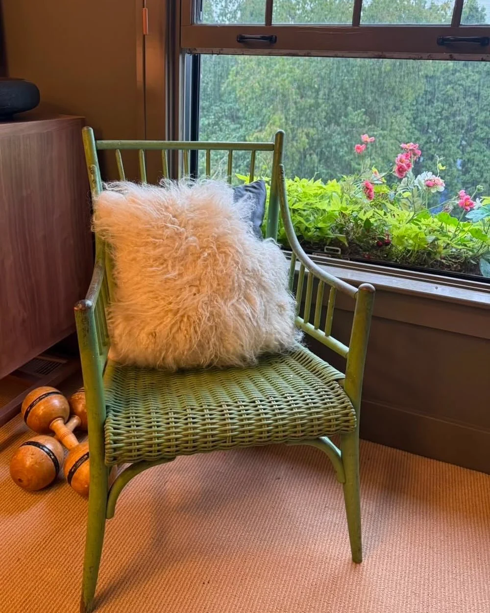 A hand felted wool cushion made from my pedigree Swiss Valais Blacknose ewe Jojo&rsquo;s fleece with beautiful details by @sewteadough of black lambs leather insert and ties, finished with beautiful heavy 100% pure linen on the reverse, has made its 