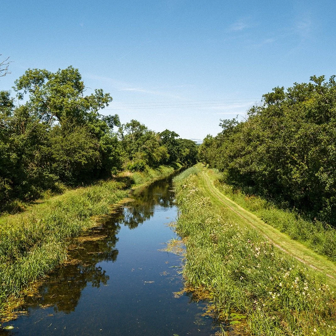 The Barrow Navigation is much unknown in Ireland. A majestic 111 km inland waterway in Ireland that seamlessly blends natural river channels with 18th-century man-made canals, it is managed by Waterways Ireland. This historic corridor links the Grand