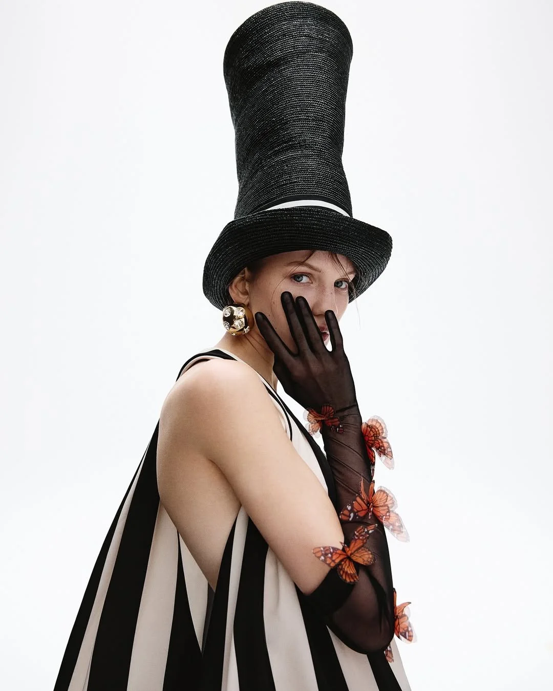 My Oana Orange gloves for Vogue Türkiye. Styled by Ceren Çetinoğlu, shot by Royal Gilbert.