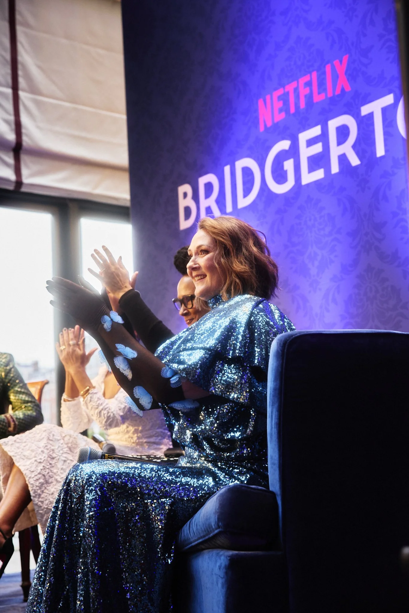 Ruth Gemmell wearing the Oana gloves. Credits: Netflix NL