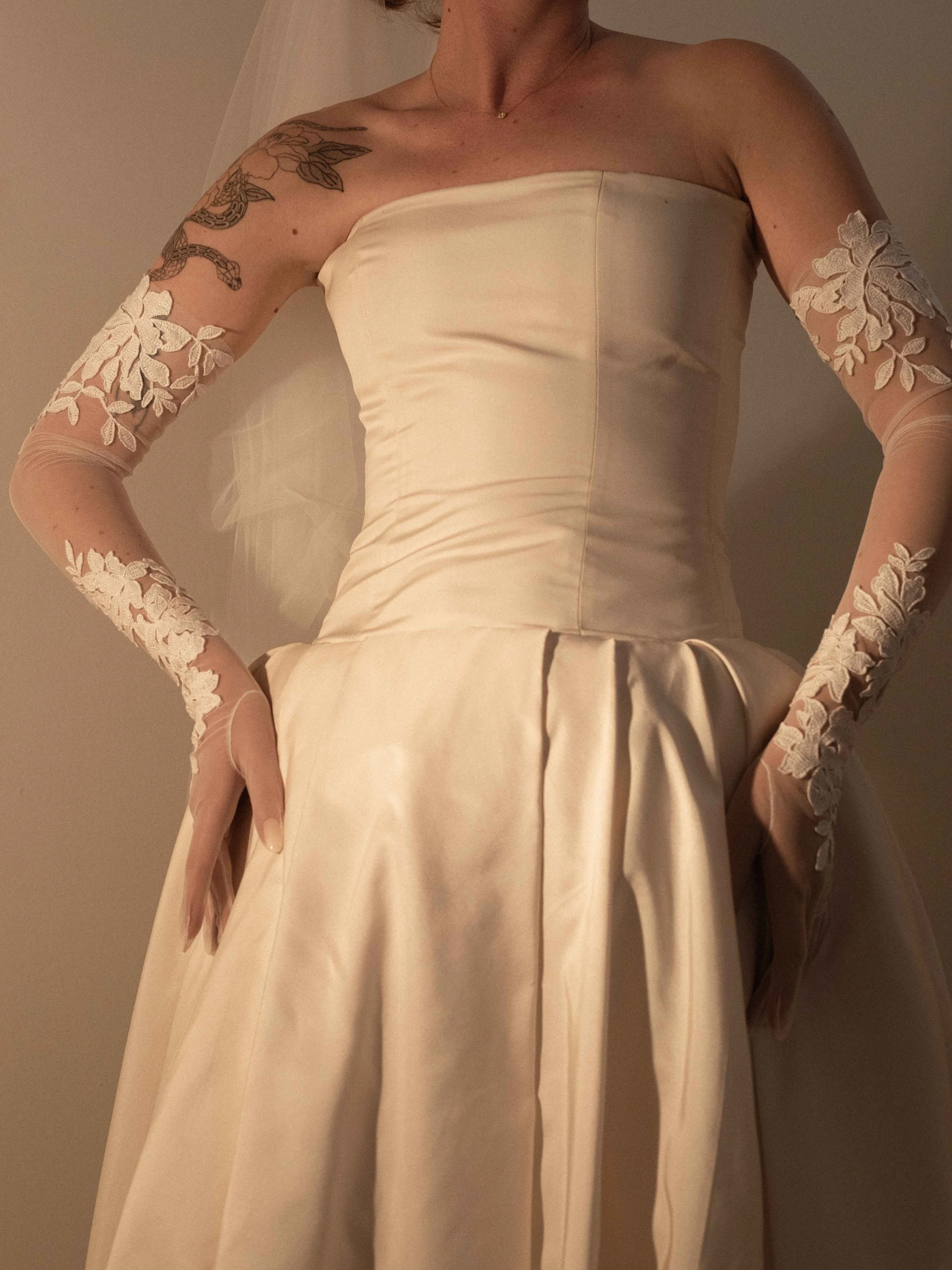 Kyra-FullGlove-C'estJeanne-3.jpg