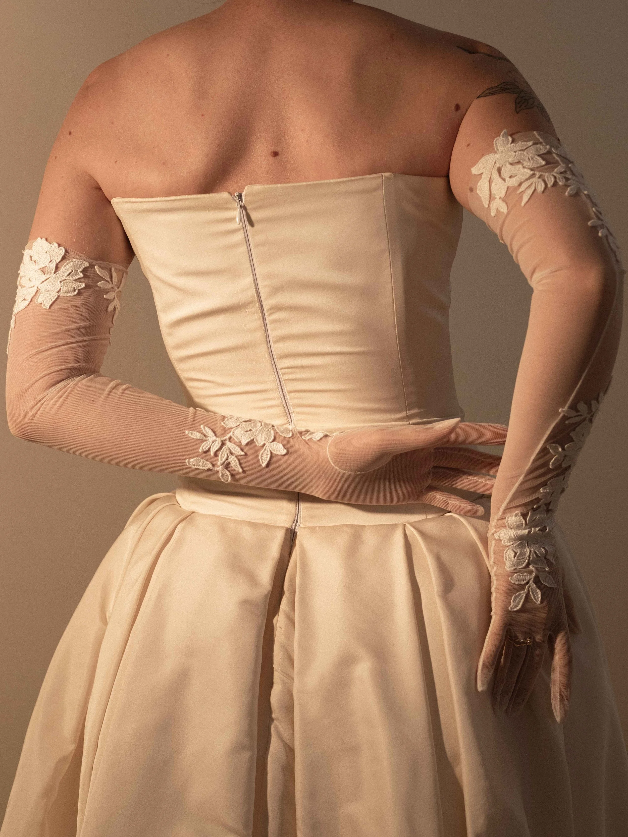 Kyra-FullGlove-C'estJeanne-8.jpg