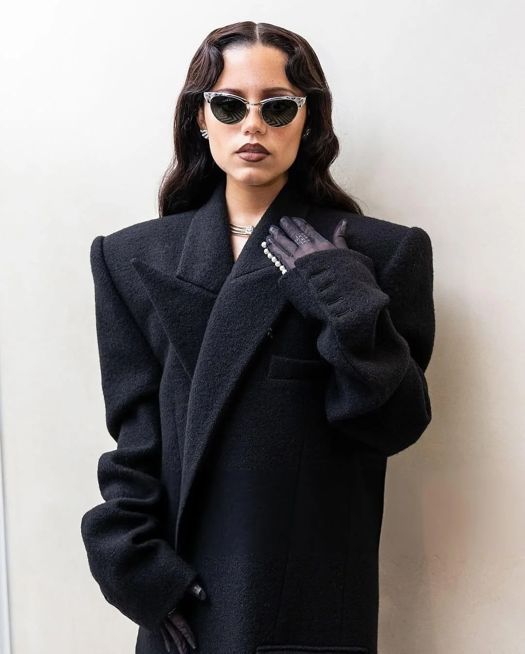 Jenna Ortega wears the Sascha gloves for her pre-MET gala look. Styled by Enrique Melendez.