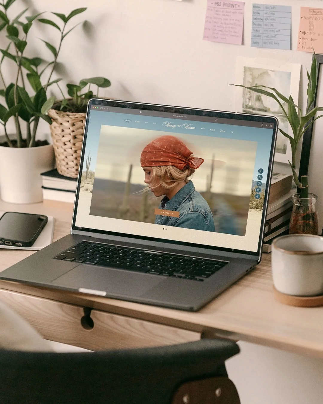 When I approached the website design for @avery.anna.music, the goal was simple:

👉 Create visuals that feel as honest and authentic as her music

That meant the website had to:

🎨 Match the visual direction of the EP art

The site needed to feel l