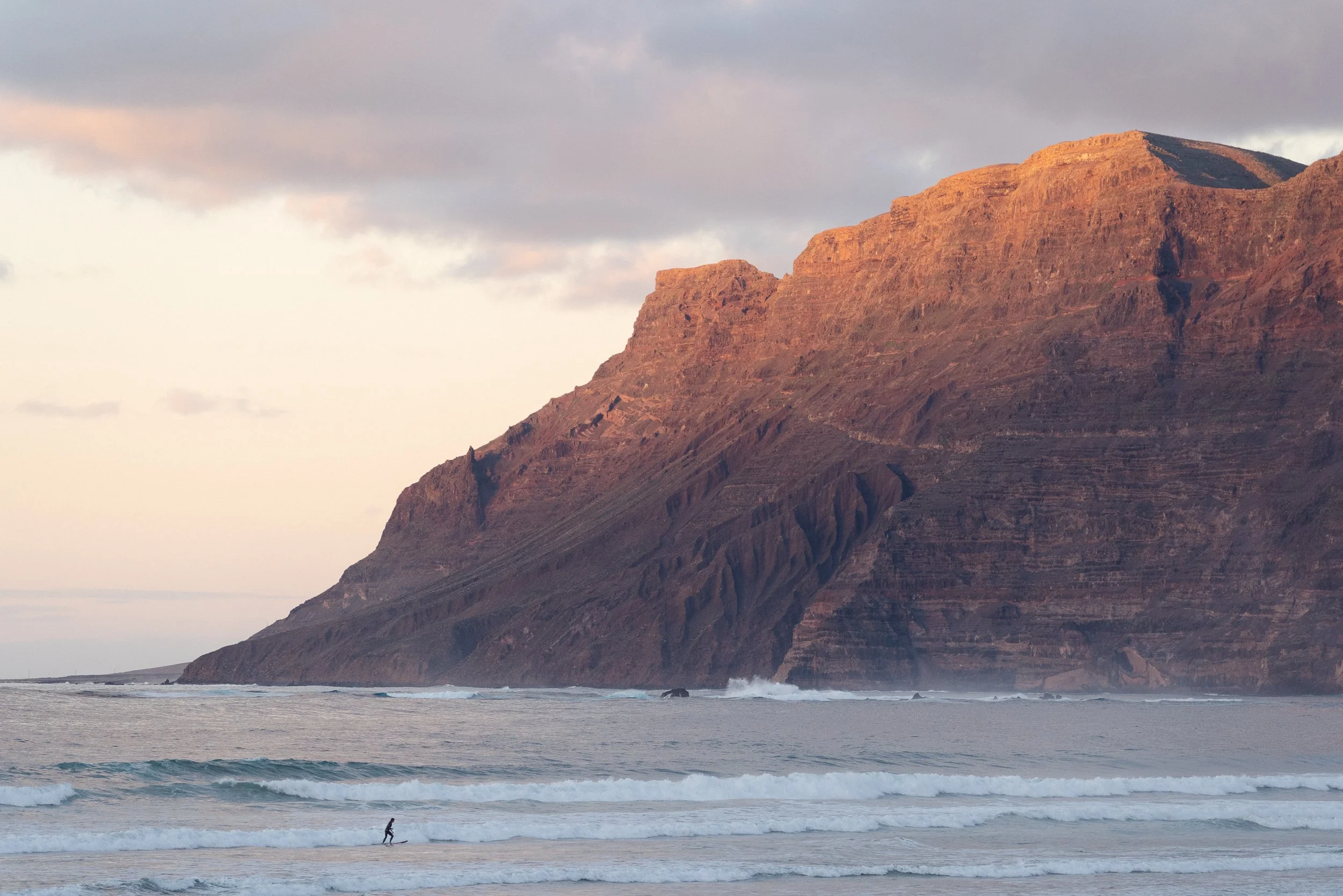 Nacvik surfu - plaz Famara.jpg