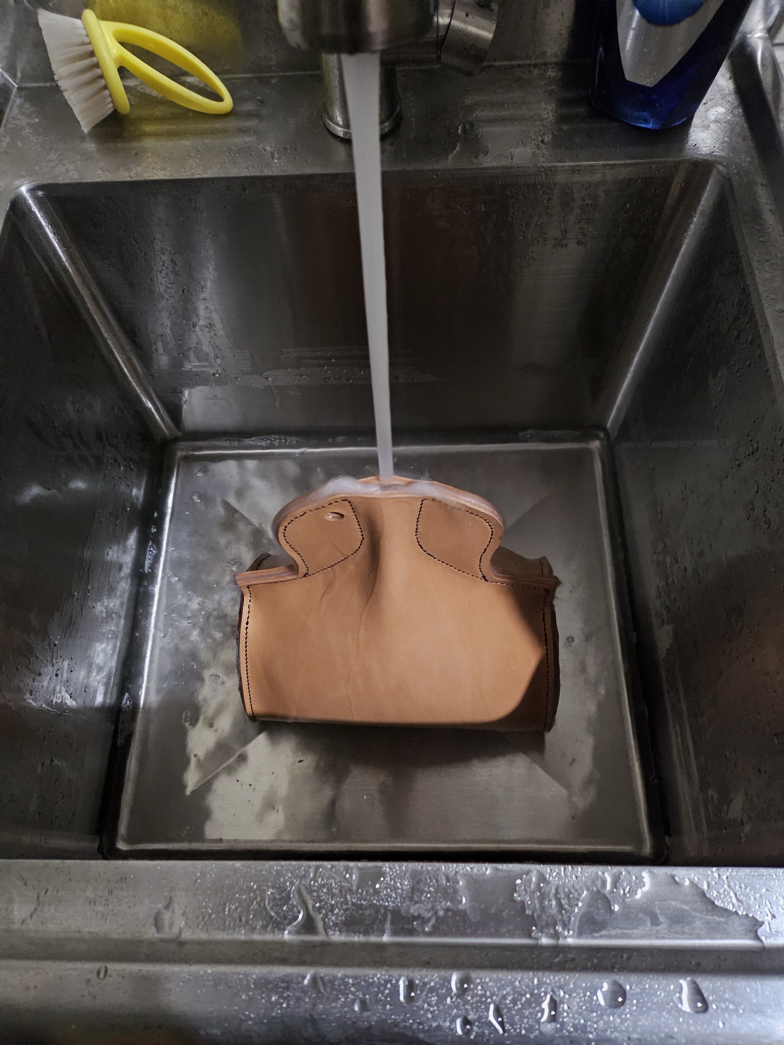 Saturating costrel for wet-molding