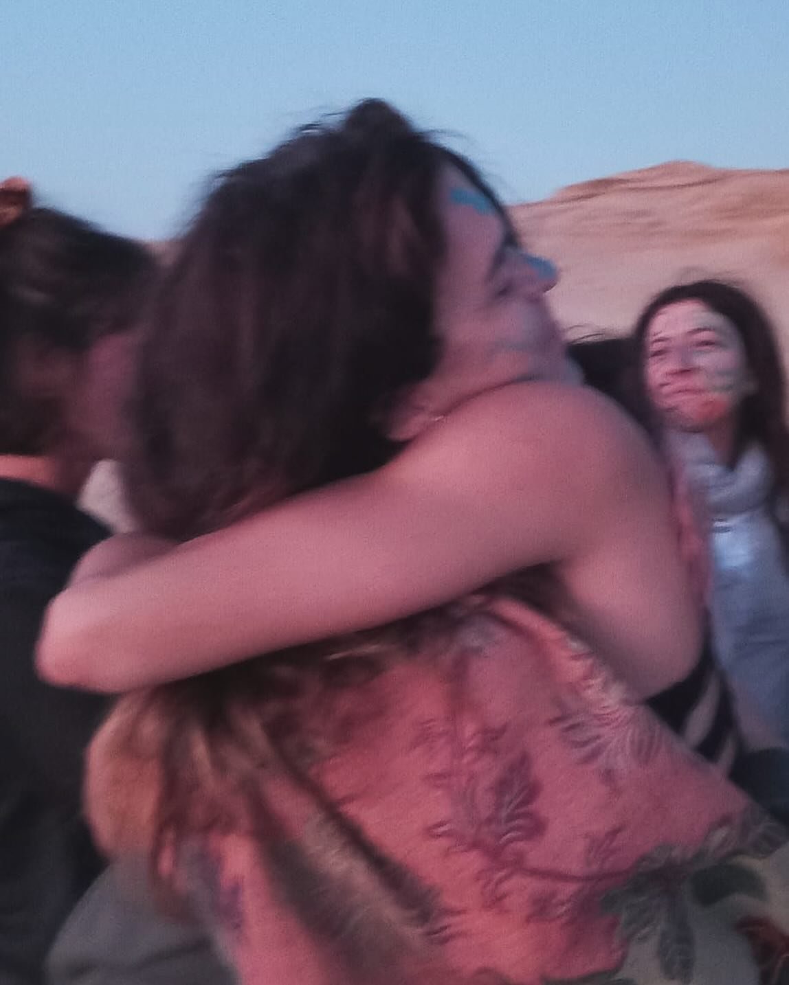 Connessione. 

Questa parola continua a riproporsi dentro di me come unico concetto da seguire. 

Rimbomba, si mostra, appare, danza, scompare e riappare. 

Come ago della bilancia; ci&ograve; che fa stare bene quando c&rsquo;&egrave; e che fa stare 