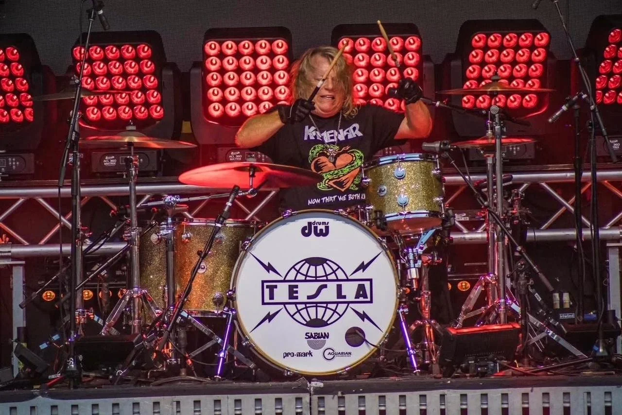 Steve Brown of Tesla rocking a Kamenar shirt at the MidFlorida Credit Union Ampitheatre in Tampa - Motley Crue - The Return of The Carnival of Sins Tour