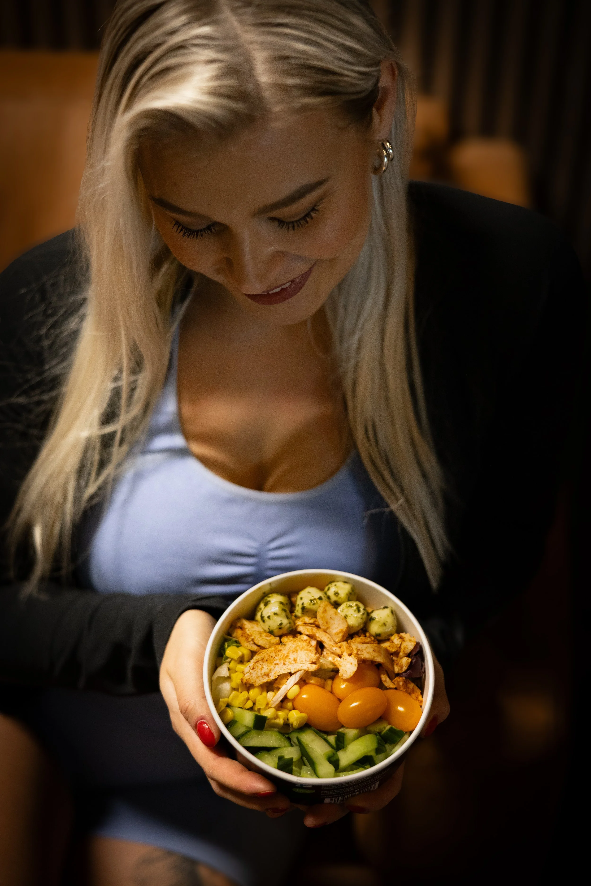 Personal Trainer Sanni katsoo terveellistä ateriaansa.