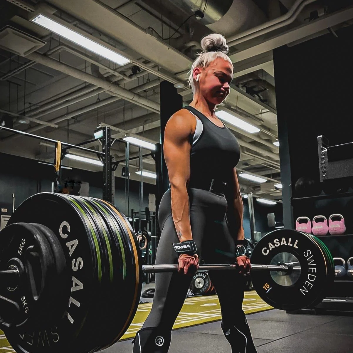 maastaveto tangolla jossa on paljon painoa.