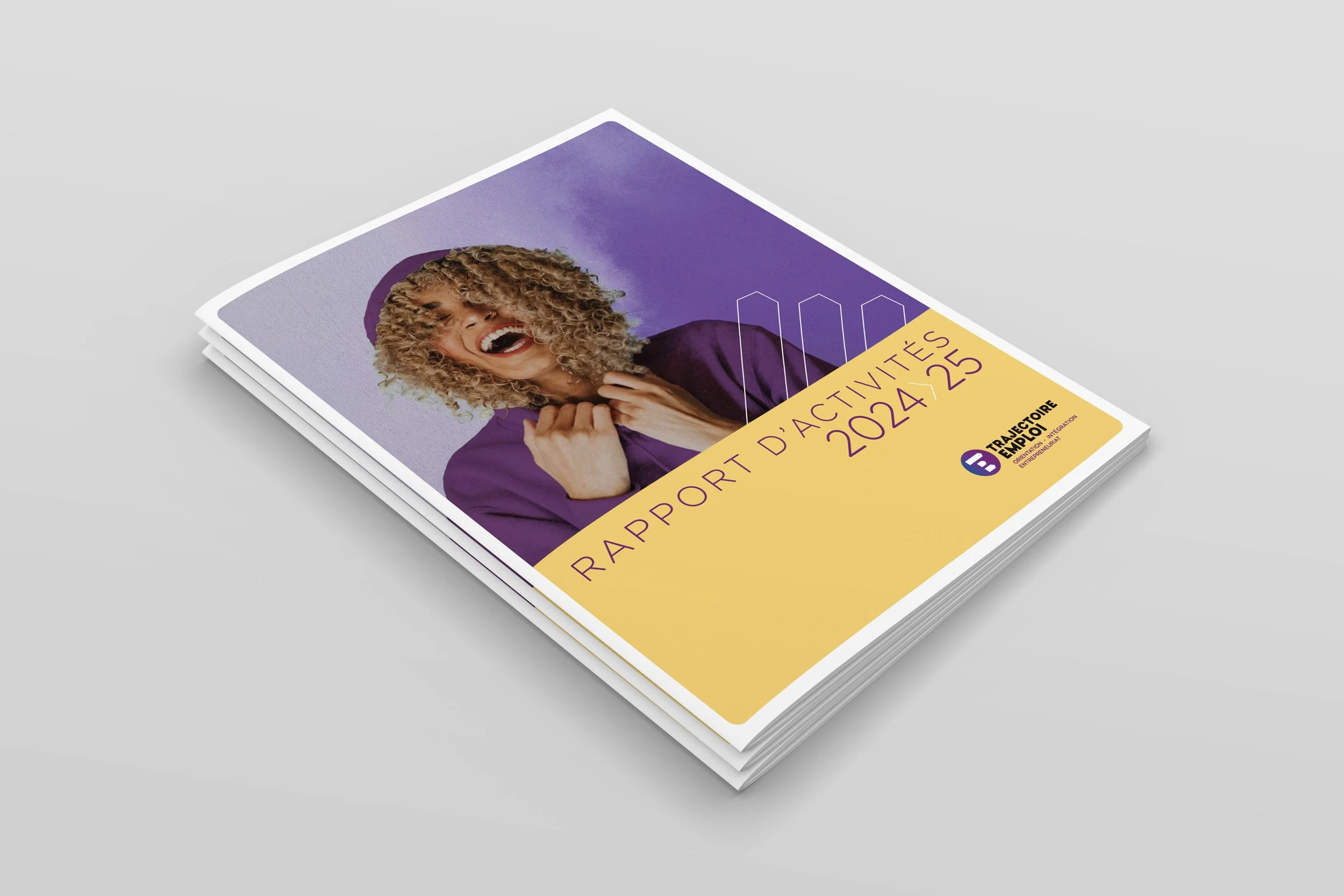 Brochure avec une femme souriante, cheveux bouclés, portant un blazer violet, et le texte 'Rapport d'activités 2024-25' en français, un logo en bas à droite.