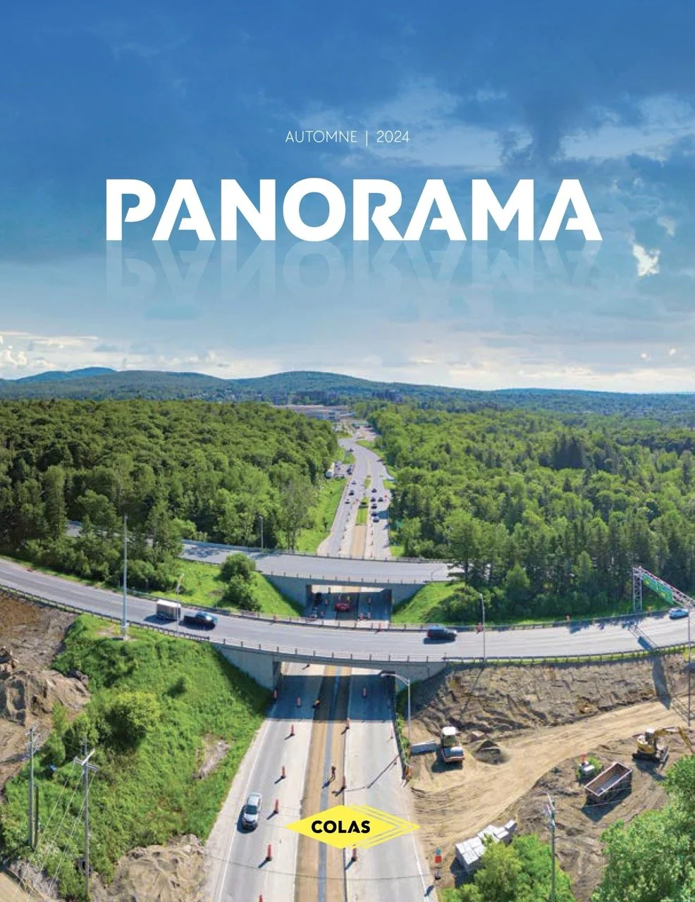 Page de couverture d'un magazine avec une image aérienne d'une route à plusieurs voies traversant une zone boisée et une zone de construction, avec le texte "AUTOMNE 2024 PANORAMA" et une flèche jaune avec le mot "COLAS". Niveau 5