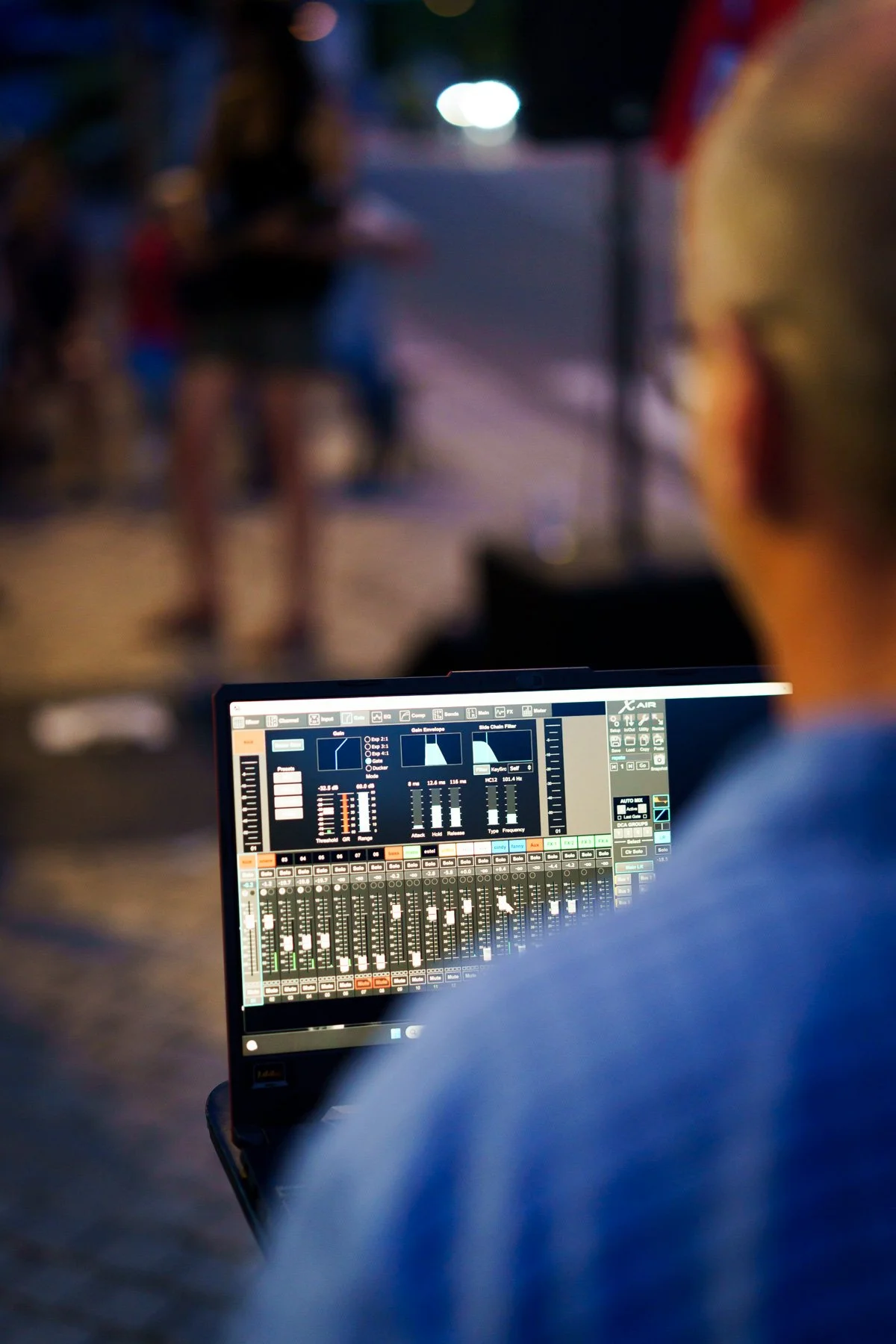 Personne utilisant un ordinateur portable avec une interface de mixage audio affichée à l'écran.