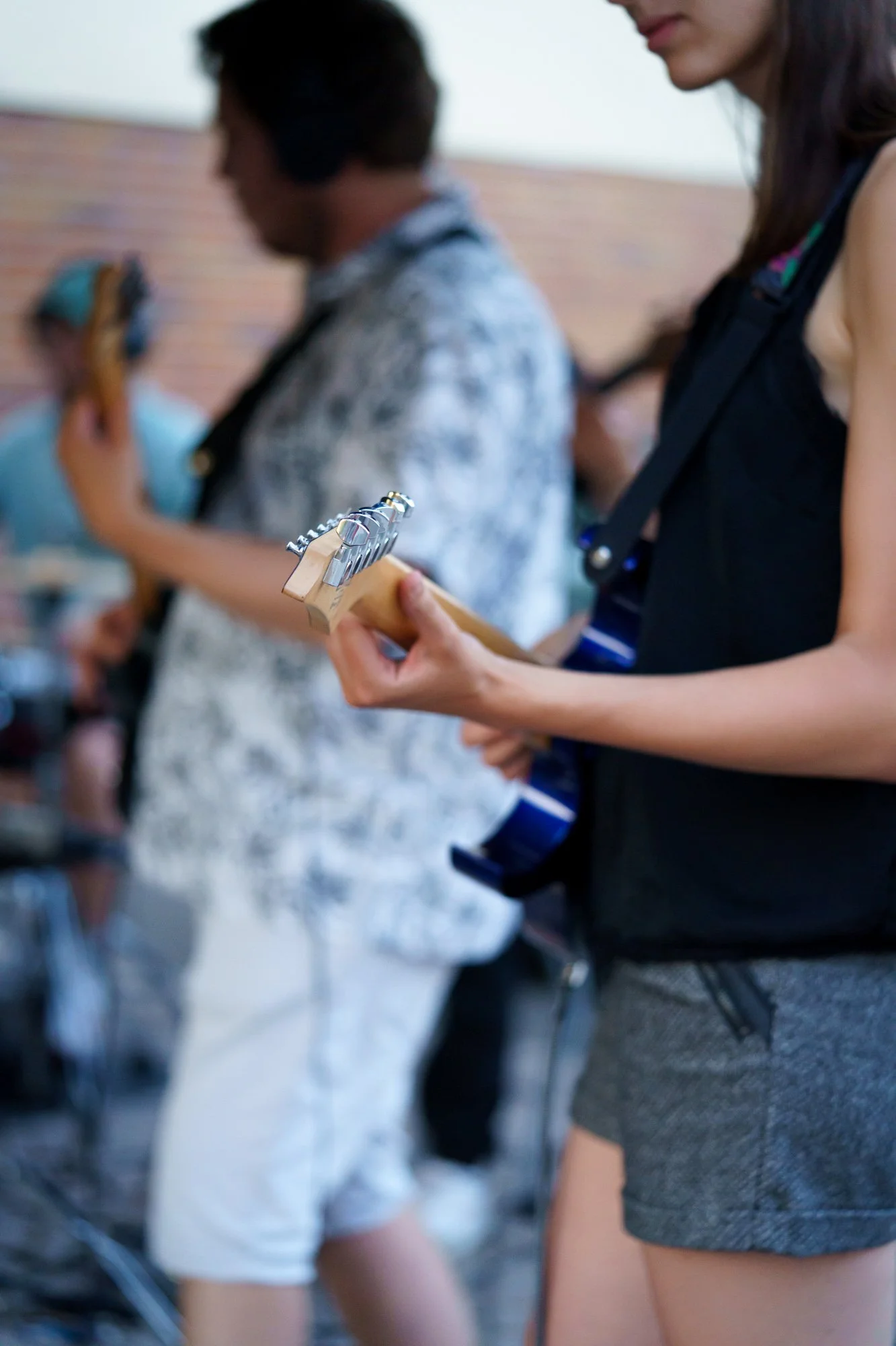 Des personnes jouant de la guitare électrique lors d'une performance musicale.