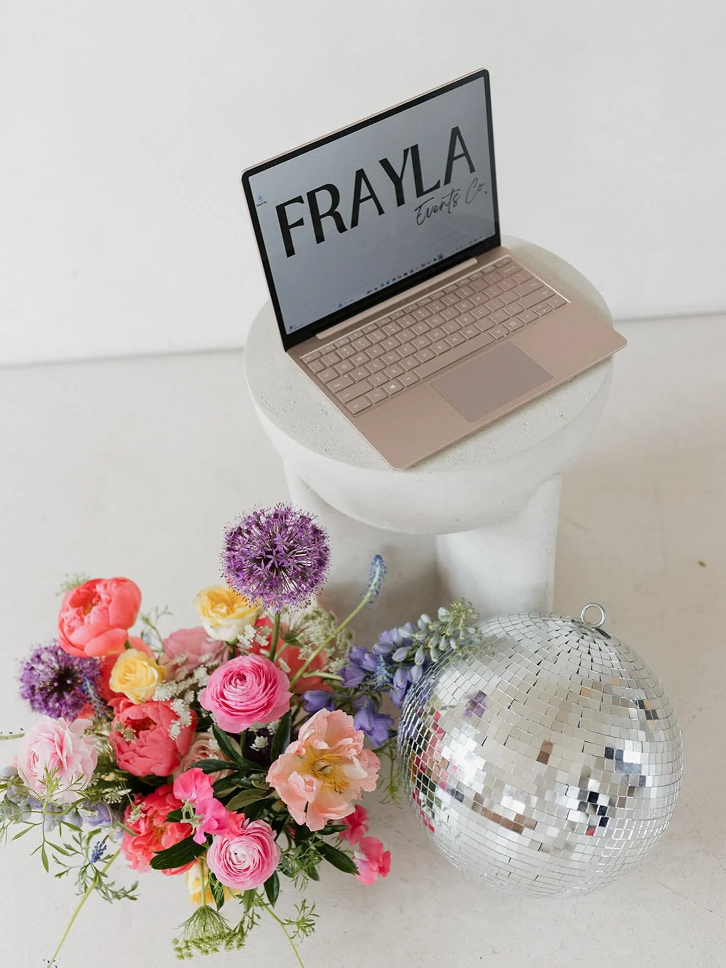 What a year it&rsquo;s been!! 2025 gave us unforgettable moments and the most amazing couples. Now booking for 2026 and 2027. Let&rsquo;s start planning your day!

📸 @jessmclarenphotography 
🌷 @shopivyroom 

&bull;
&bull;
&bull;
&bull;
&bull;

#202