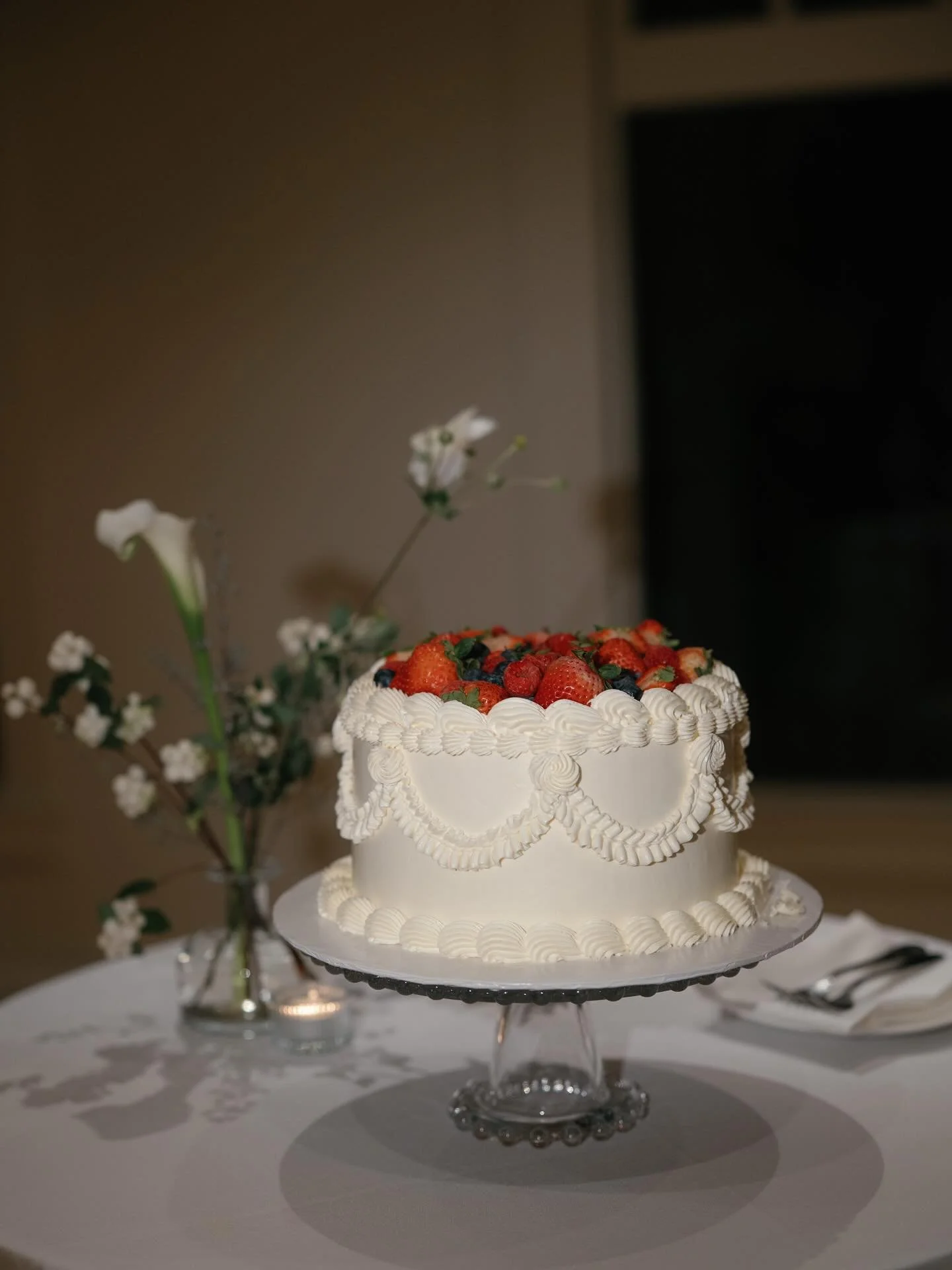 The sweetest part of the celebration 🍰

Venue: @stanleyparkpav 
Photographer: @kaoverii_silva 
Cake: @karinasconfections._ 

&bull;
&bull;
&bull;
&bull;
&bull;

#VancouverWeddings #Engagement #Wedding #EventPlanner #2025WeddingSeason
#WeddingSeason 