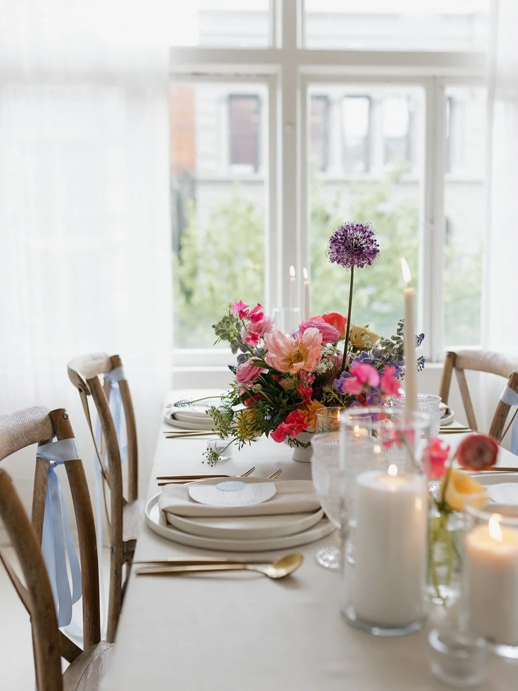 Hello Spring! Looking forward to all the soft florals and fresh palettes 🌸

📸 @jessmclarenphotography 
🌷 @shopivyroom 
✉️ @madelineannedesigns 

&bull;
&bull;
&bull;
&bull;
&bull;

#2026WeddingSeason #EventPlanner #2026Bride #VancouverWeddings #YV