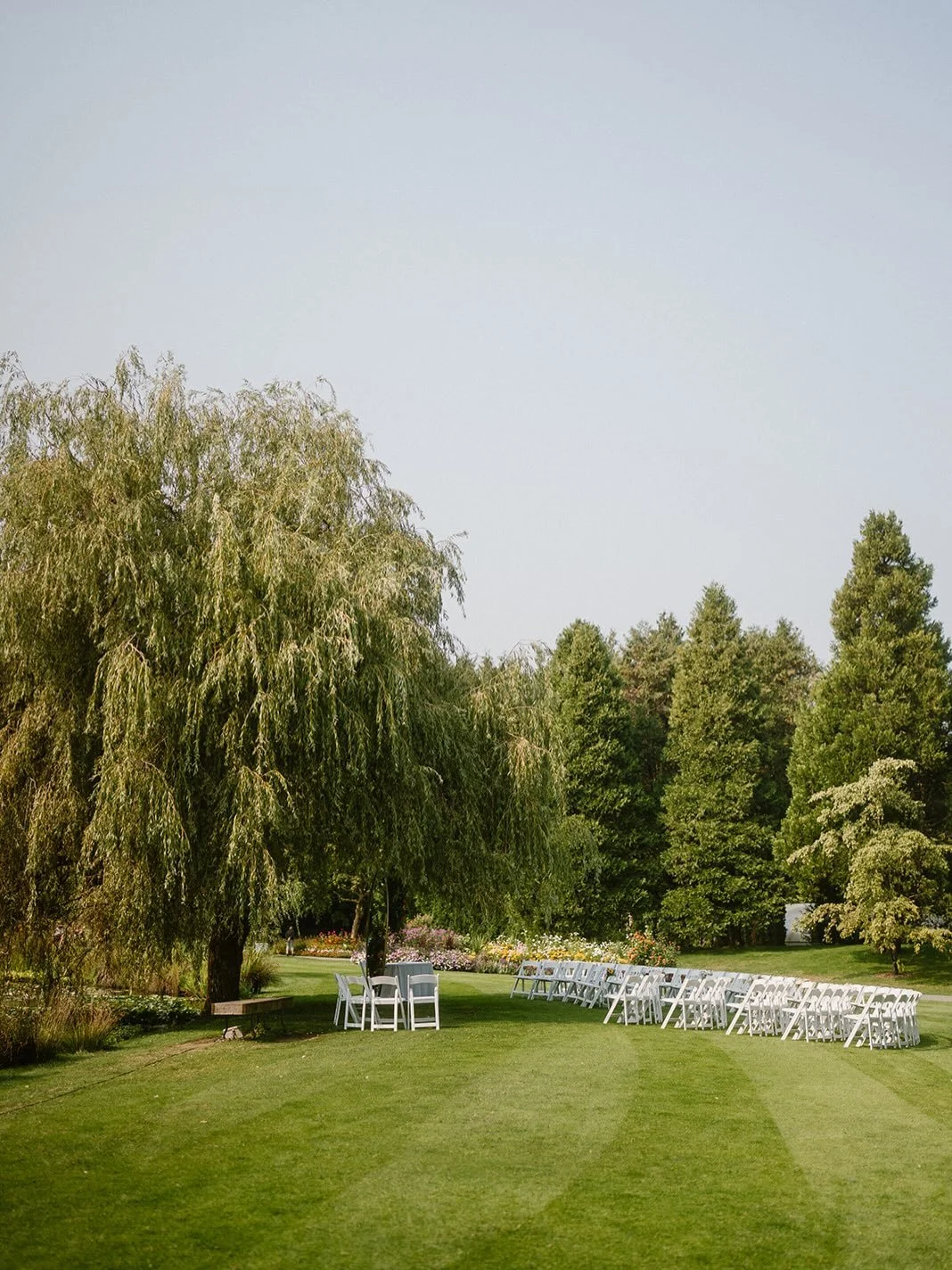 There&rsquo;s just something about a willow tree 🤩

Vendors: 
Venue: @vandusengarden 
Photo: @melchapmanphoto 
Decor: @divine_decor 
Music: @musicaloccasions 

&bull;
&bull;
&bull;
&bull;
&bull;

#2026WeddingSeason #SummerWedding #VancouverEvents #E