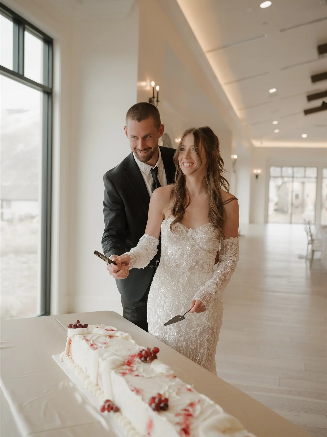 Cake cuttings are one of my favorite parts of a wedding day. It is such a fun tradition and so special to get to share with each other and loved ones!

Host: @hayleebakerphoto 
Photographer: @hayleebakerphoto 
Cake: @cakesbycamryn 
Venue: @siempreuta