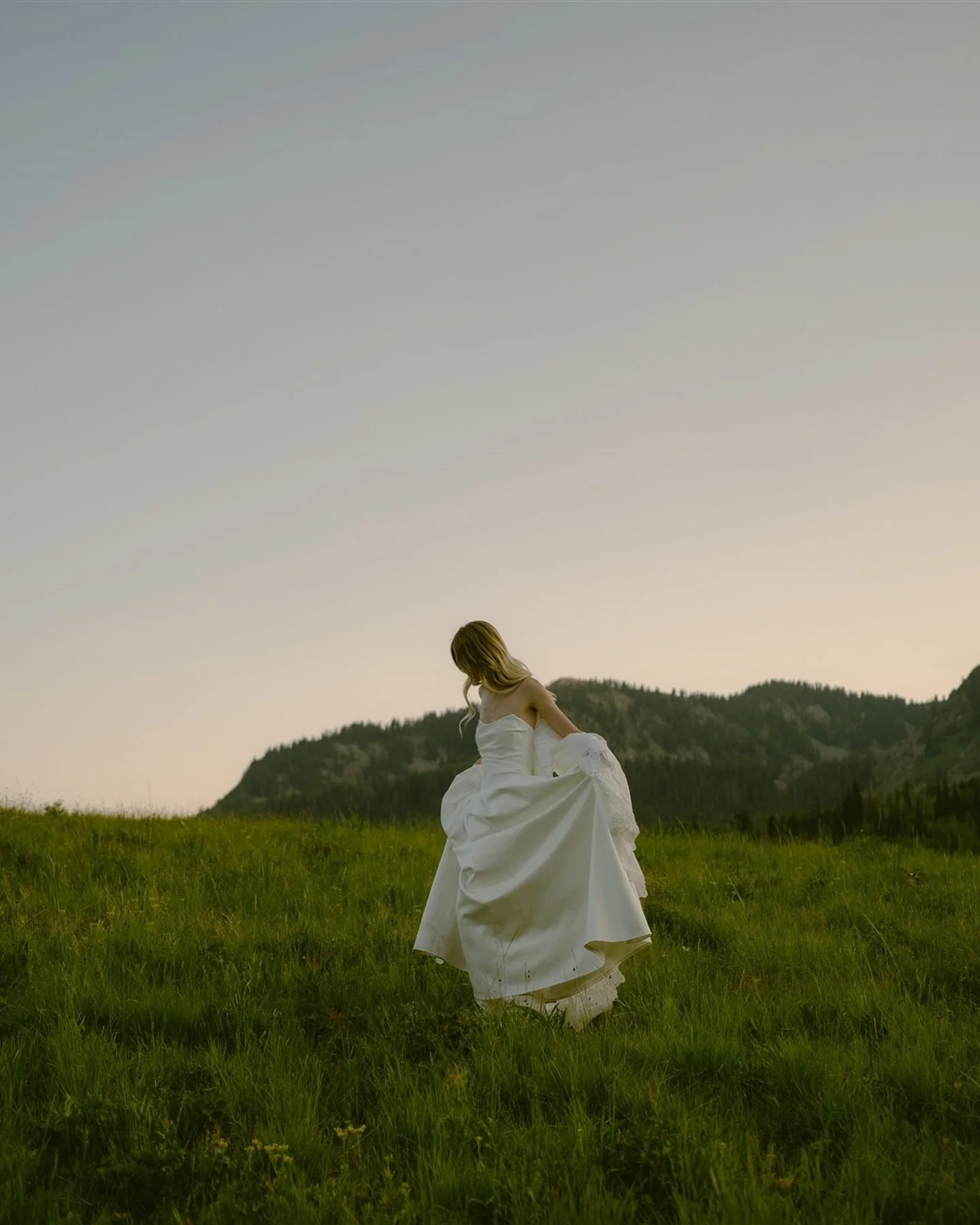 An evening in the mountains&hellip; all the colors that we captured in one setting was mind blowing. From the green and yellow tones to the pinks and blues at sunset&mdash;everything was perfect.

Vendors
Creative Director: @taylarphoto 
Photographer