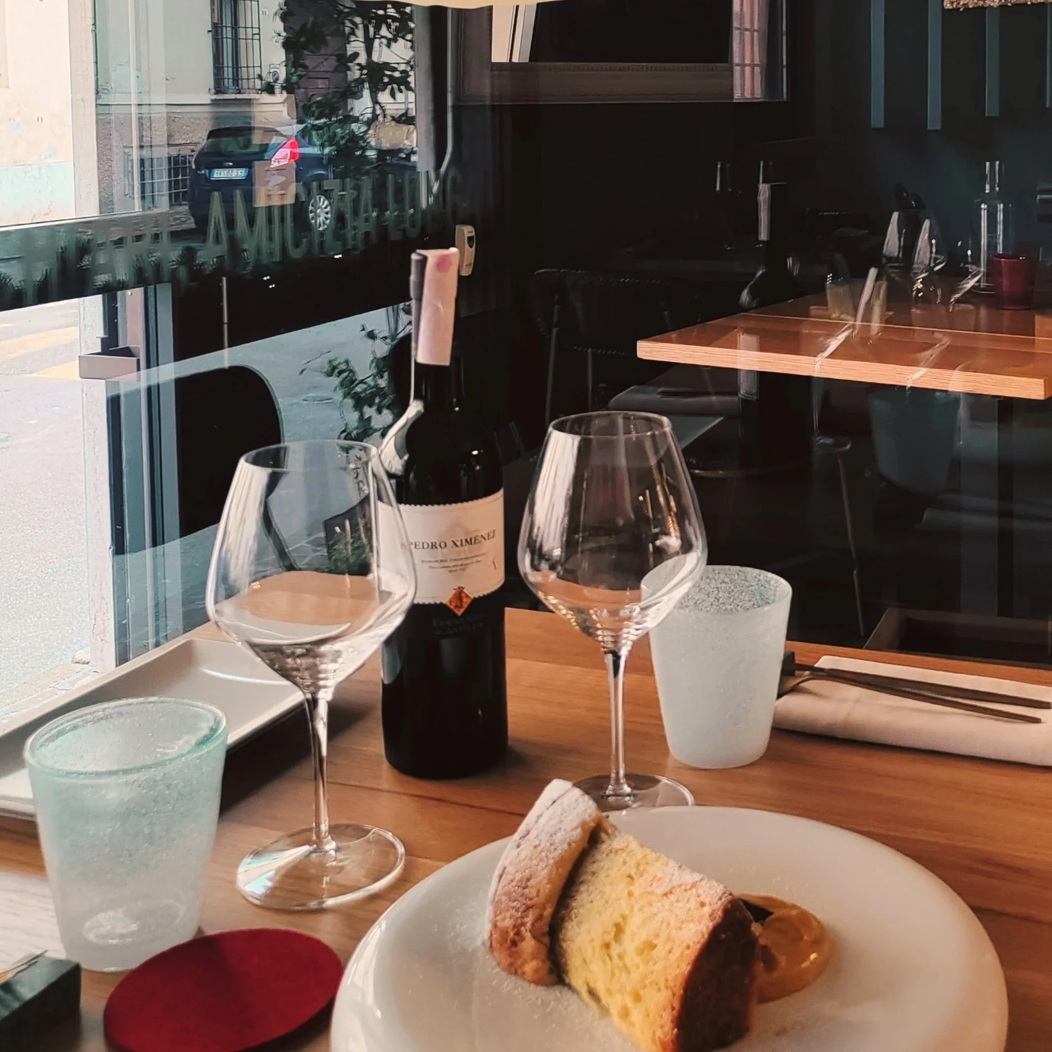 calici di vino con fetta panettone per auguri natale e festività con vino