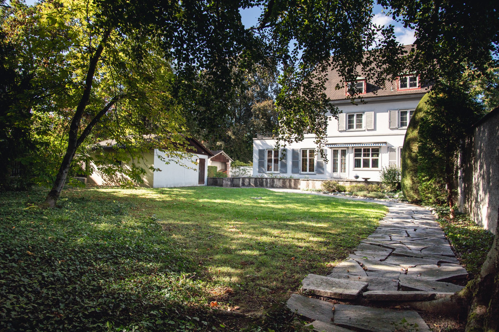 Villa mit Garten.jpg