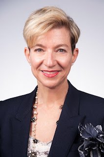 LizaHausmanHeadshot2022 (1).jpeg