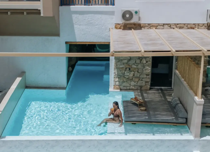 DELUXE CAVE POOL
