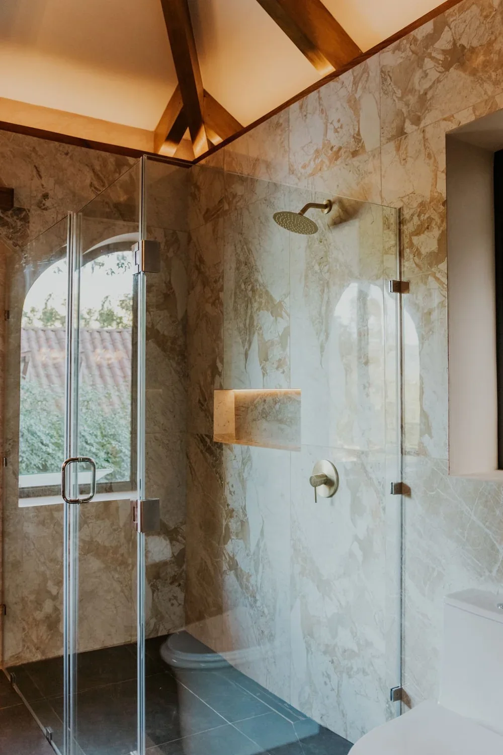 casa floresta shower.webp